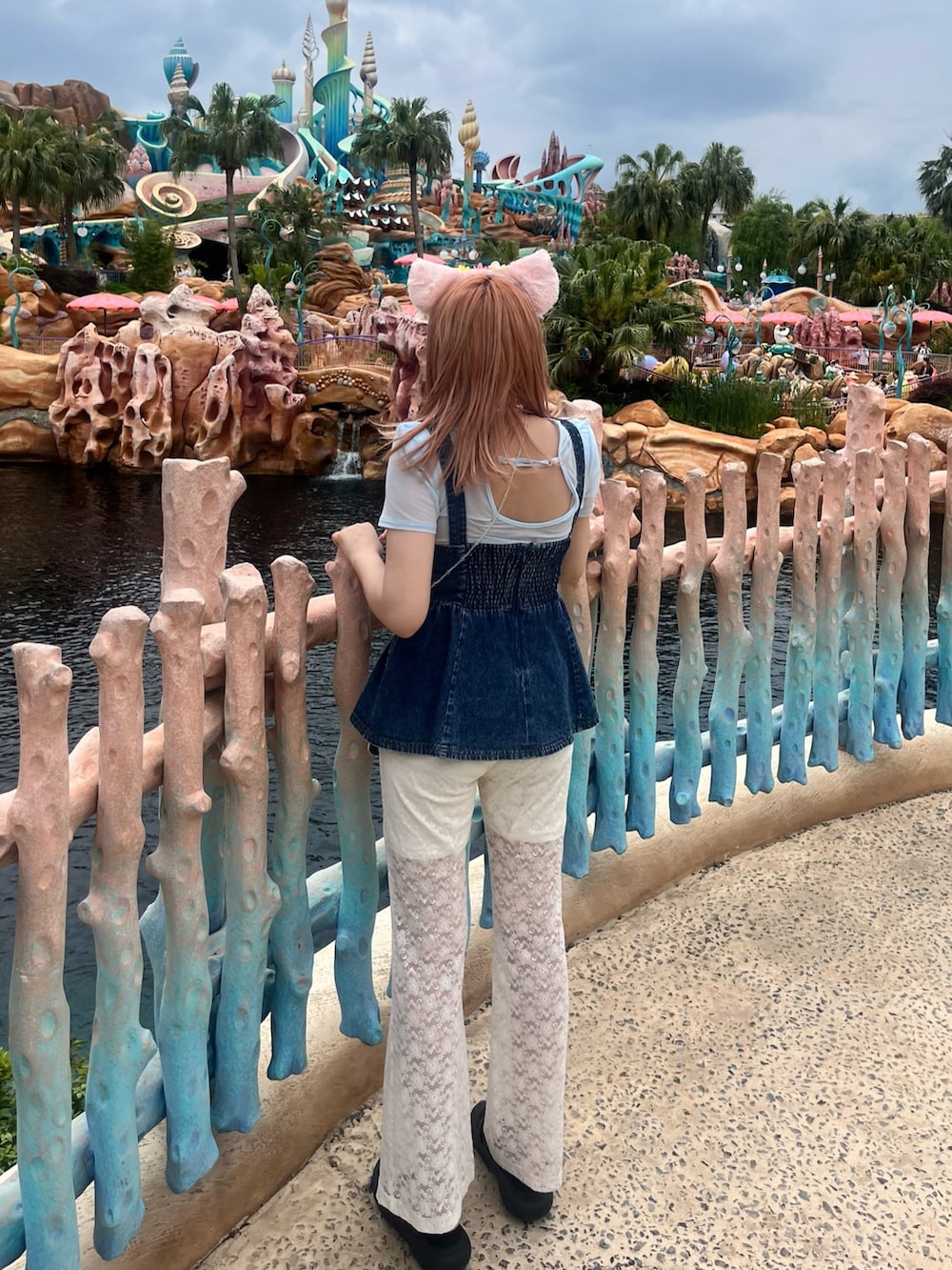 ブルー系のTシャツ/カットソー、ブルー系のその他トップスを着用したレディースの夏コーディネートの2枚目の写真