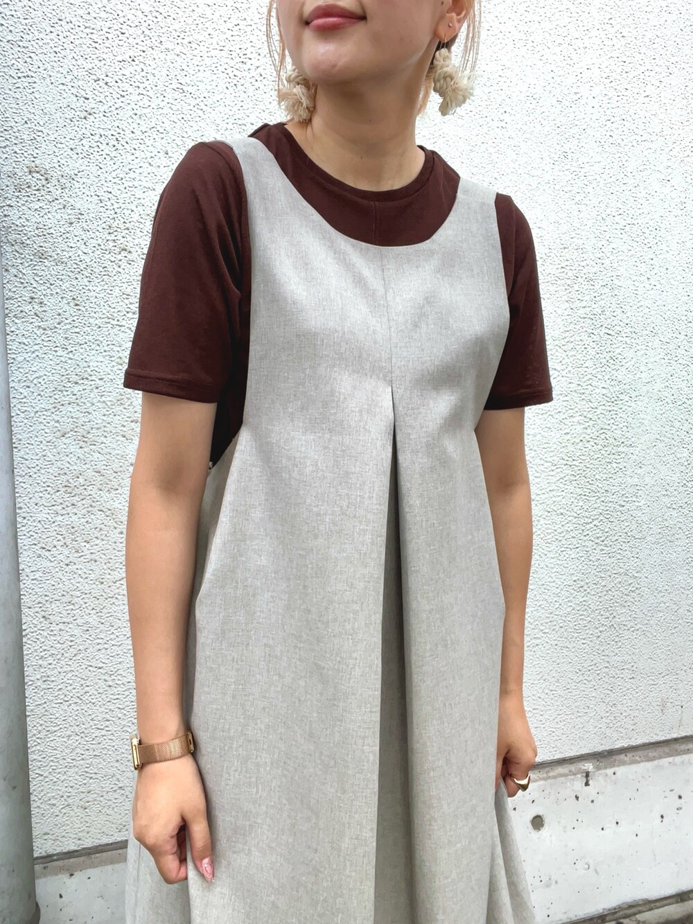 ベージュ系のワンピース、ブラウン系のTシャツ/カットソーを着用したレディースの夏コーディネートの5枚目の写真