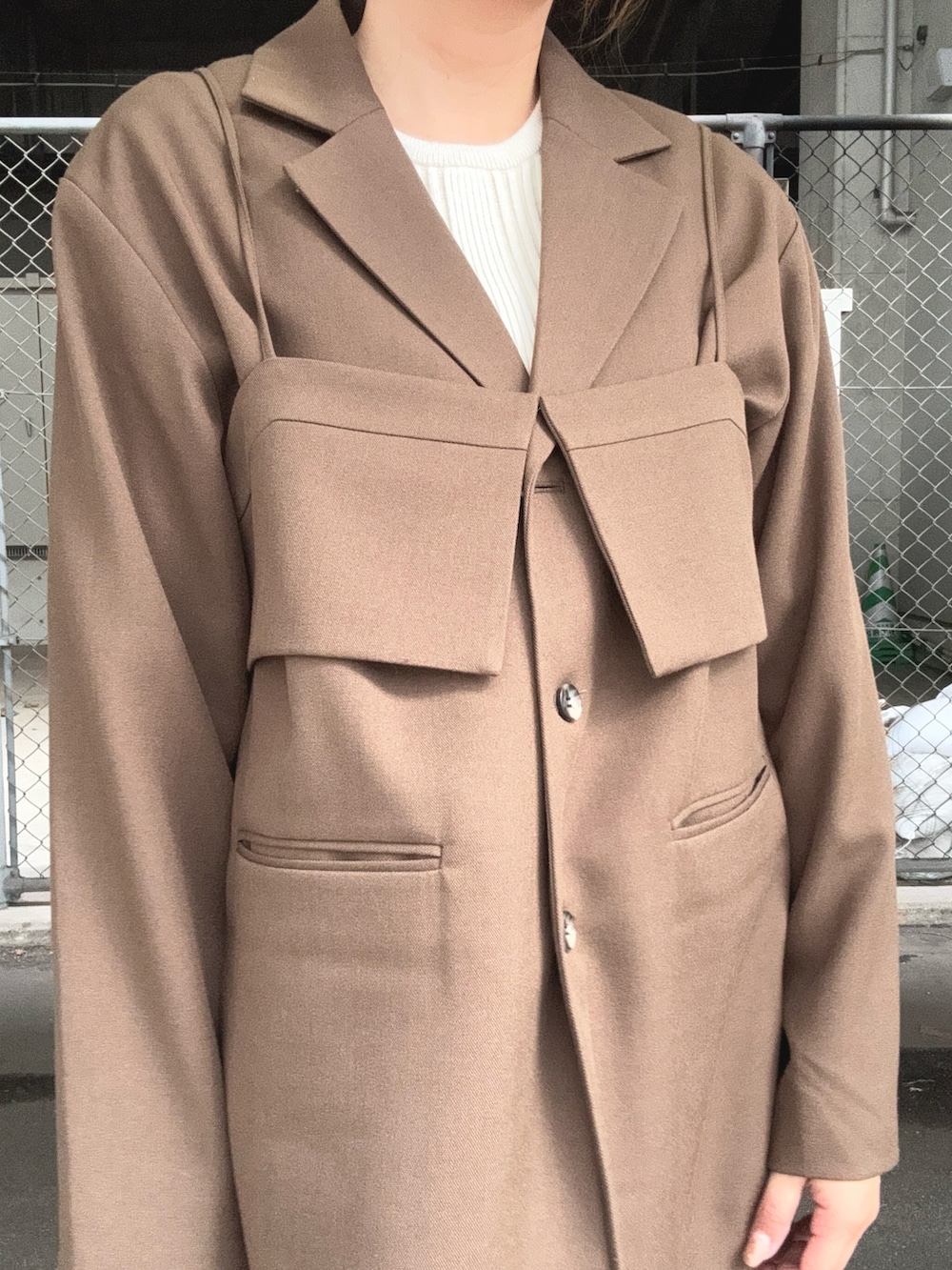 ブラウン系のその他アウター、ブラウン系のその他パンツ、ホワイト系のニット/セーターを着用したレディースの秋コーディネートの6枚目の写真