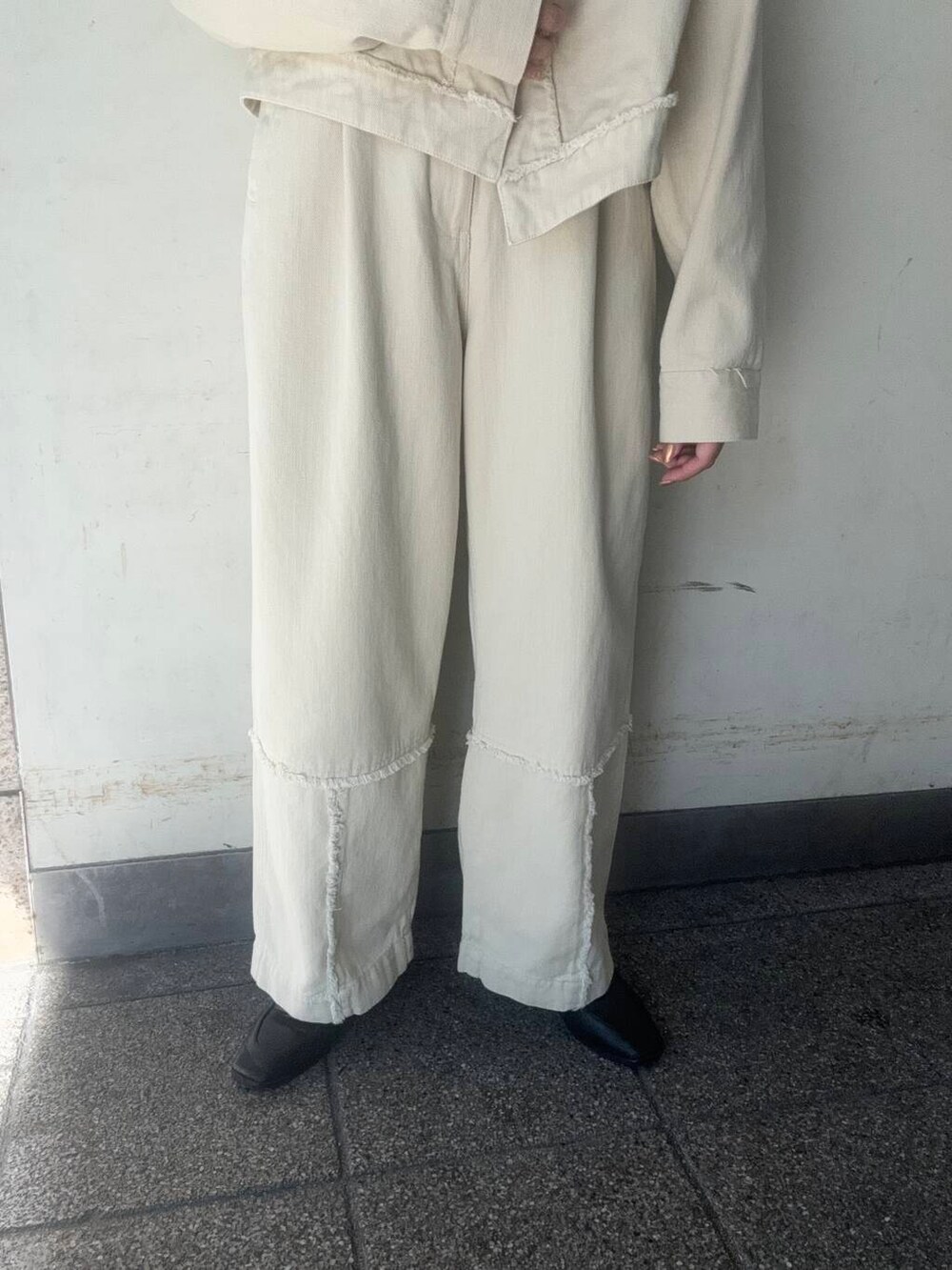 ホワイト系のカバーオール、ホワイト系のその他パンツを着用したレディースの秋コーディネートの6枚目の写真