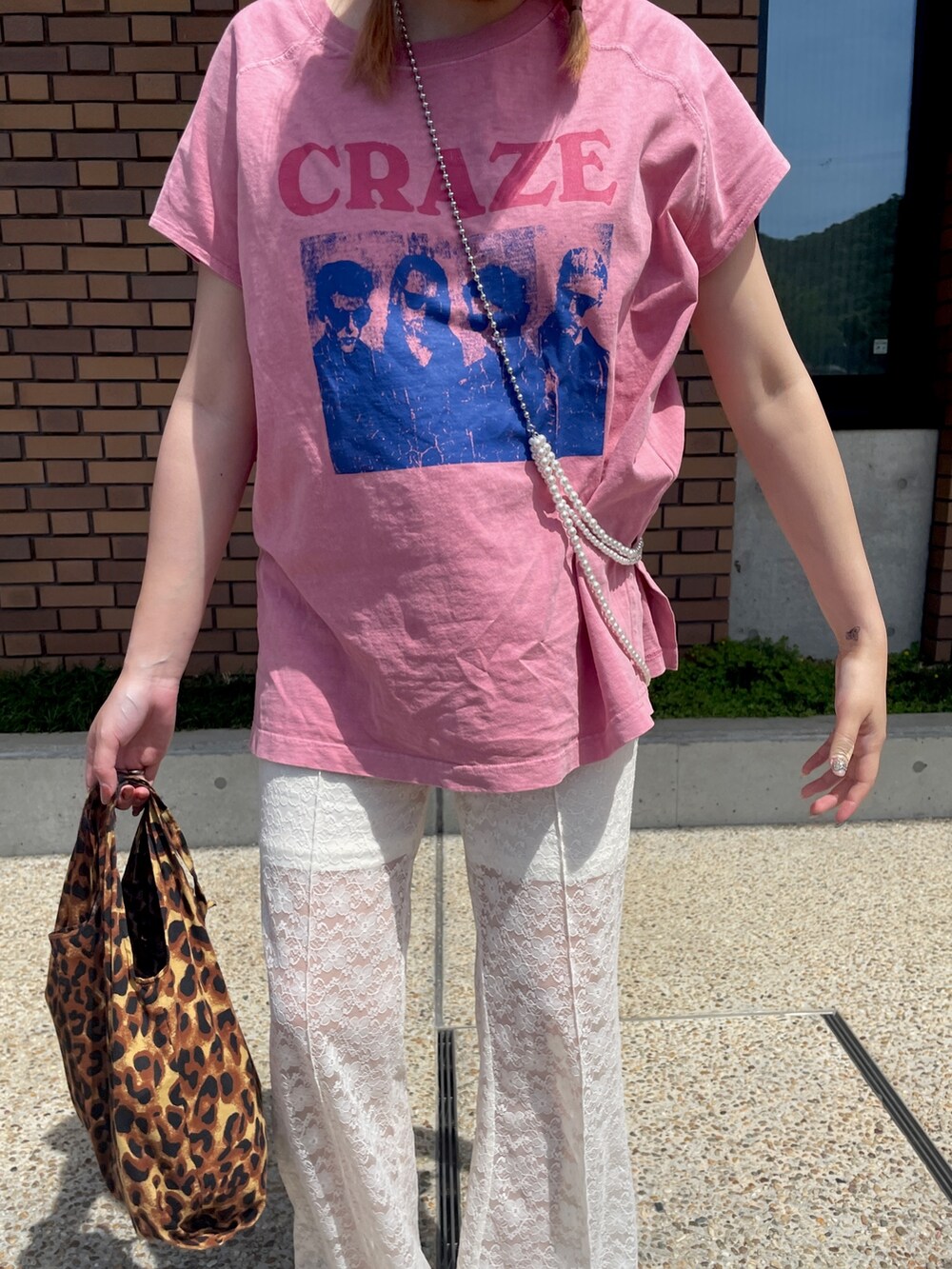その他のTシャツ/カットソー、シルバー系のネックレスを着用したレディースの春コーディネートの5枚目の写真