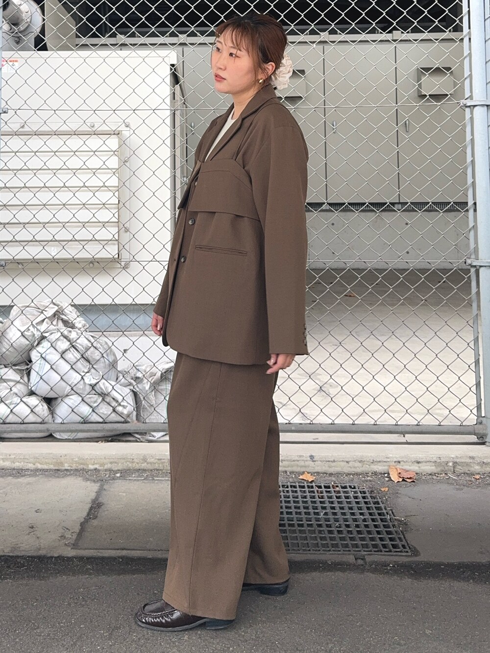 ブラウン系のその他アウター、ブラウン系のその他パンツ、ホワイト系のニット/セーターを着用したレディースの秋コーディネートの3枚目の写真