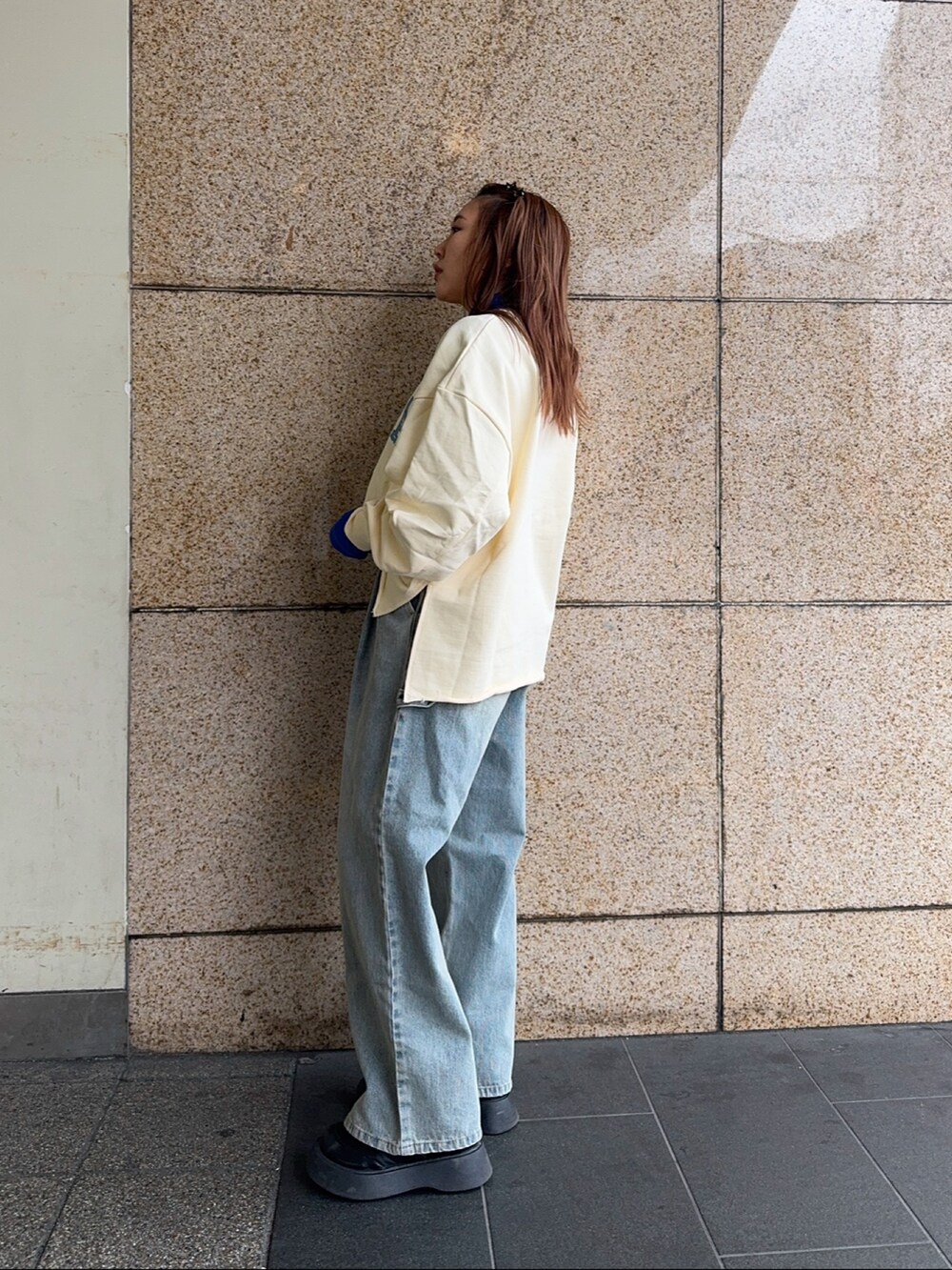「デニム、おしゃれさんと繋がりたい、カジュアルスタイル、パンツスタイル、デニムパンツ、デニムコーデ、イエベ、イエベ春、ママ、ママコーデ、ママファッション」｜「KBFの『低身長向けも展開』ペインターWIDEデニム（デニムパンツ、ブルー系）」を使った、yukiさん（レディース・155cm）の冬コーディネートの2枚目の写真