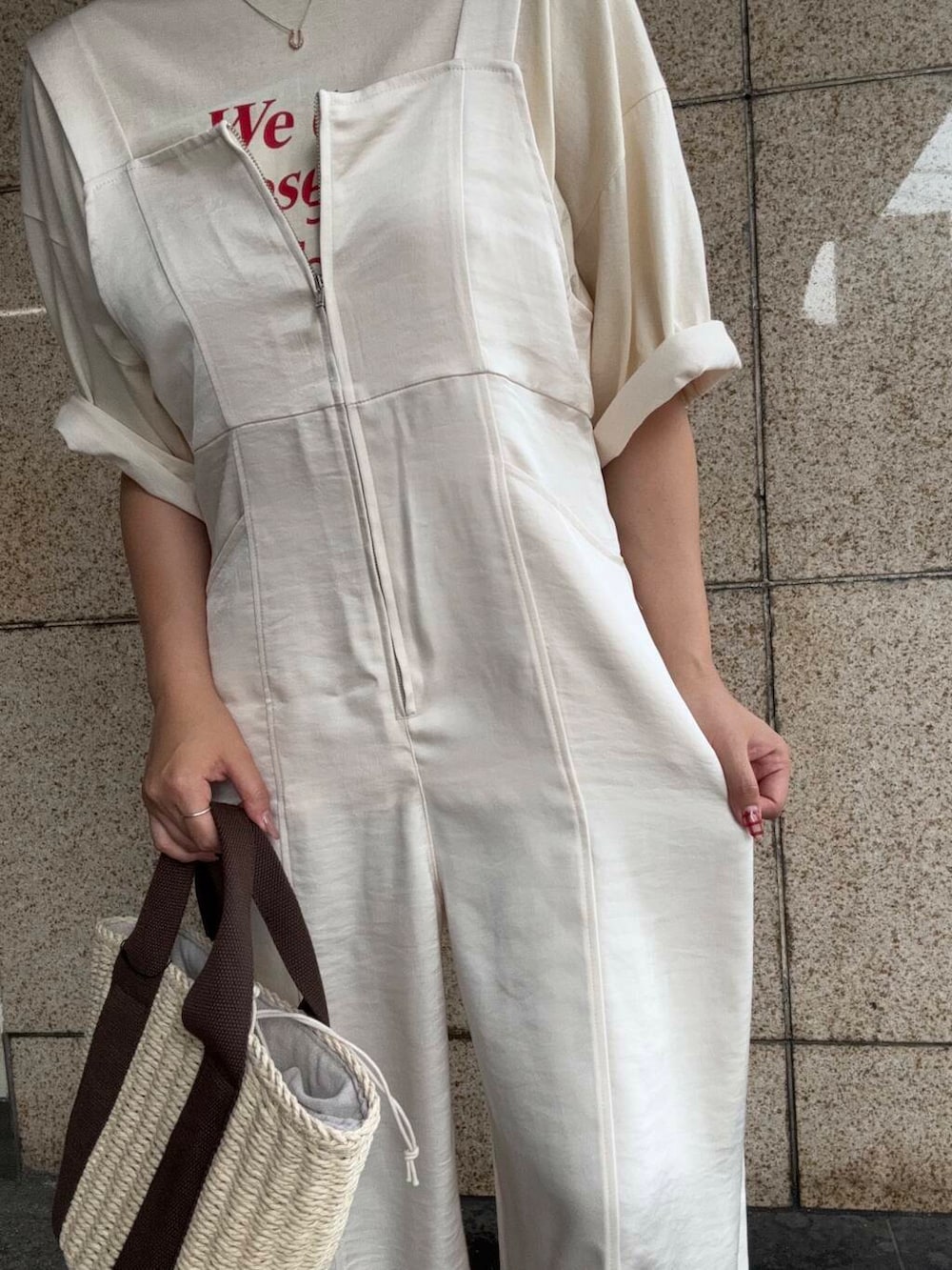 ホワイト系のハンドバッグ、ホワイト系のサロペット/オーバーオール、イエロー系のTシャツ/カットソーを着用したレディースの夏コーディネートの5枚目の写真