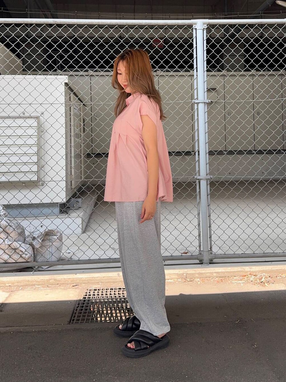 グレー系のその他パンツ、ピンク系のシャツ/ブラウスを着用したレディースの夏コーディネートの2枚目の写真