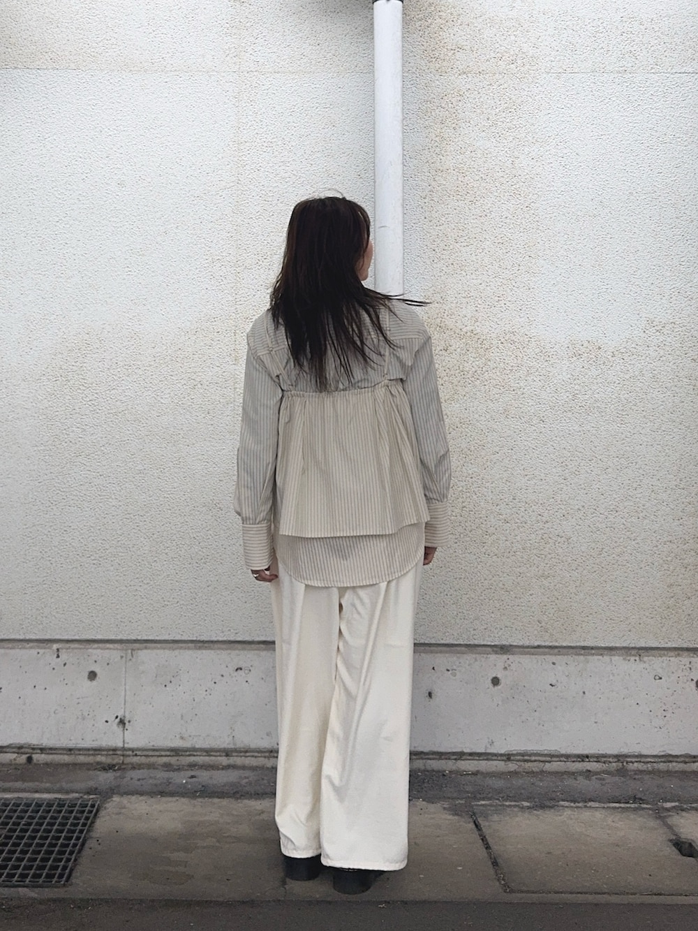 ホワイト系のその他パンツ、ホワイト系のシャツ/ブラウスを着用したレディースの冬コーディネートの3枚目の写真