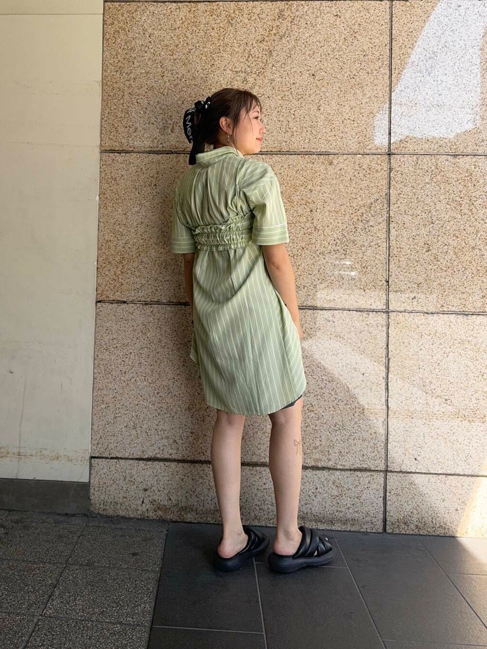 グリーン系のワンピース、ブラウン系のその他パンツを着用したレディースの夏コーディネートの2枚目の写真