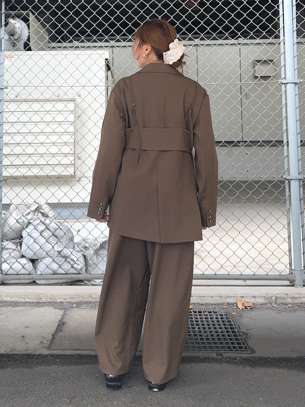 ブラウン系のその他アウター、ブラウン系のその他パンツ、ホワイト系のニット/セーターを着用したレディースの秋コーディネートの4枚目の写真