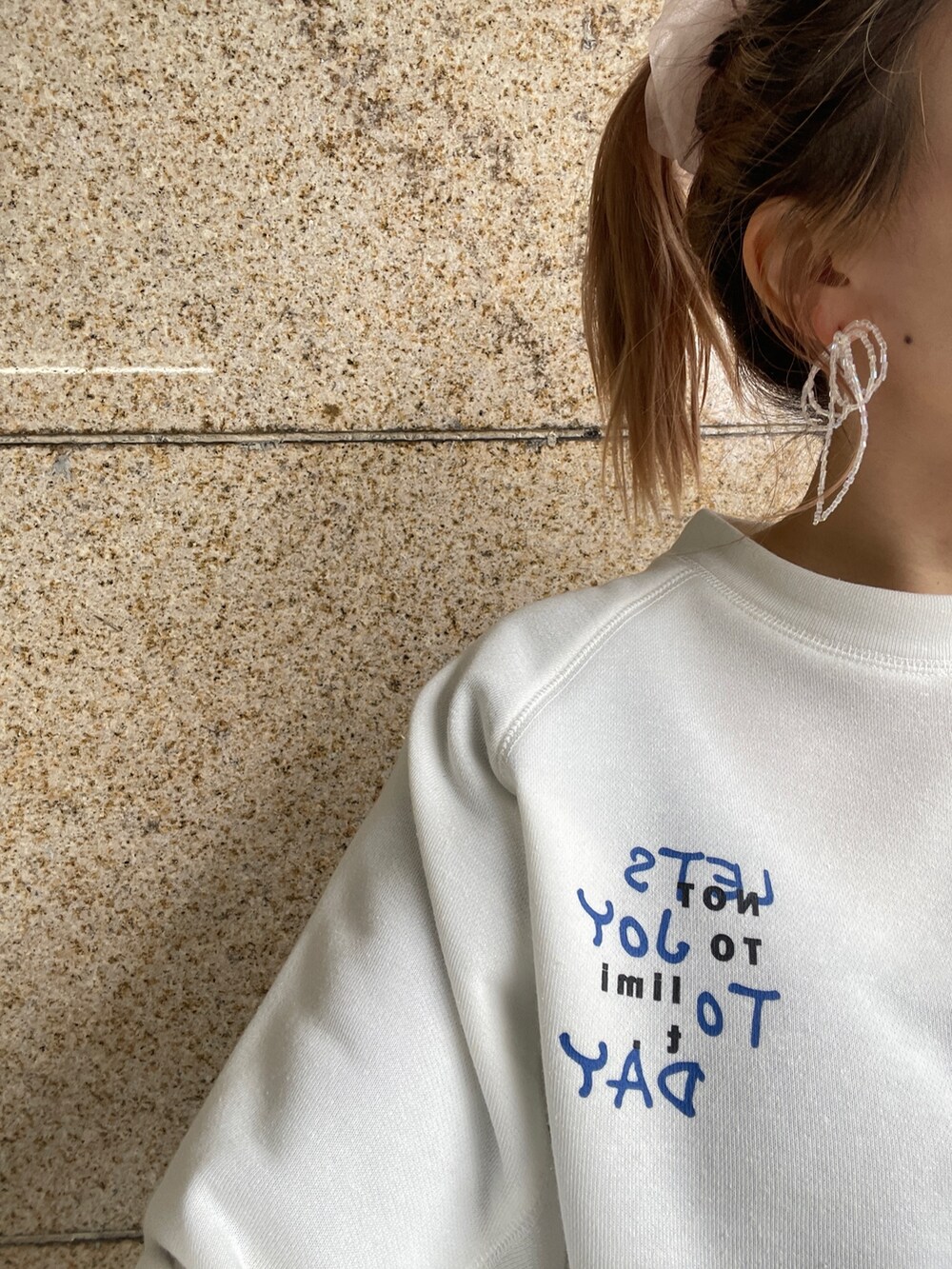 ブラック系のスカート、ホワイト系のTシャツ/カットソー、ホワイト系のショルダーバッグを着用したレディースの春コーディネートの3枚目の写真