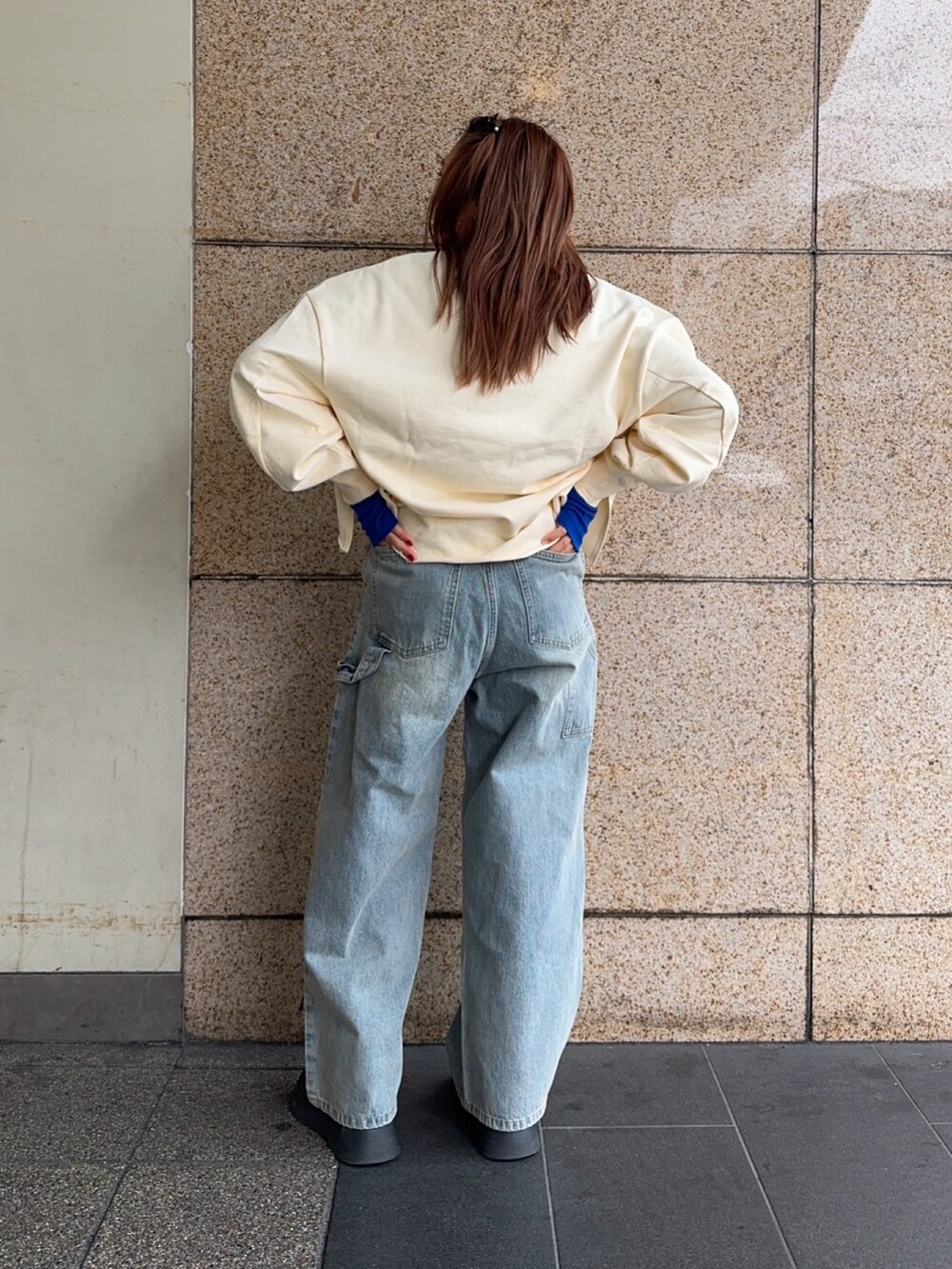「デニム、おしゃれさんと繋がりたい、カジュアルスタイル、パンツスタイル、デニムパンツ、デニムコーデ、イエベ、イエベ春、ママ、ママコーデ、ママファッション」｜「KBFの『低身長向けも展開』ペインターWIDEデニム（デニムパンツ、ブルー系）」を使った、yukiさん（レディース・155cm）の冬コーディネートの3枚目の写真