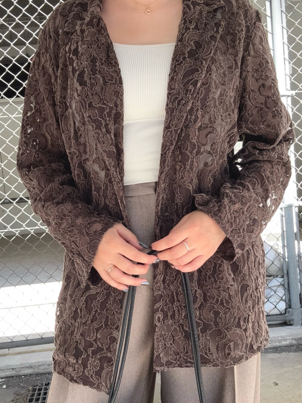 ブラウン系のその他パンツ、ブラウン系のその他アウター、ブラック系のショルダーバッグを着用したレディースの秋コーディネートの4枚目の写真