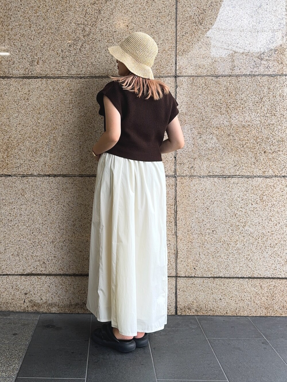 ホワイト系のワンピース、ホワイト系のハットを着用したレディースの夏コーディネートの2枚目の写真