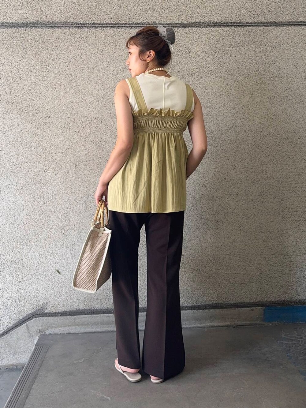 ホワイト系のTシャツ/カットソー、ホワイト系のショルダーバッグ、ブラウン系のその他パンツを着用したレディースの夏コーディネートの3枚目の写真