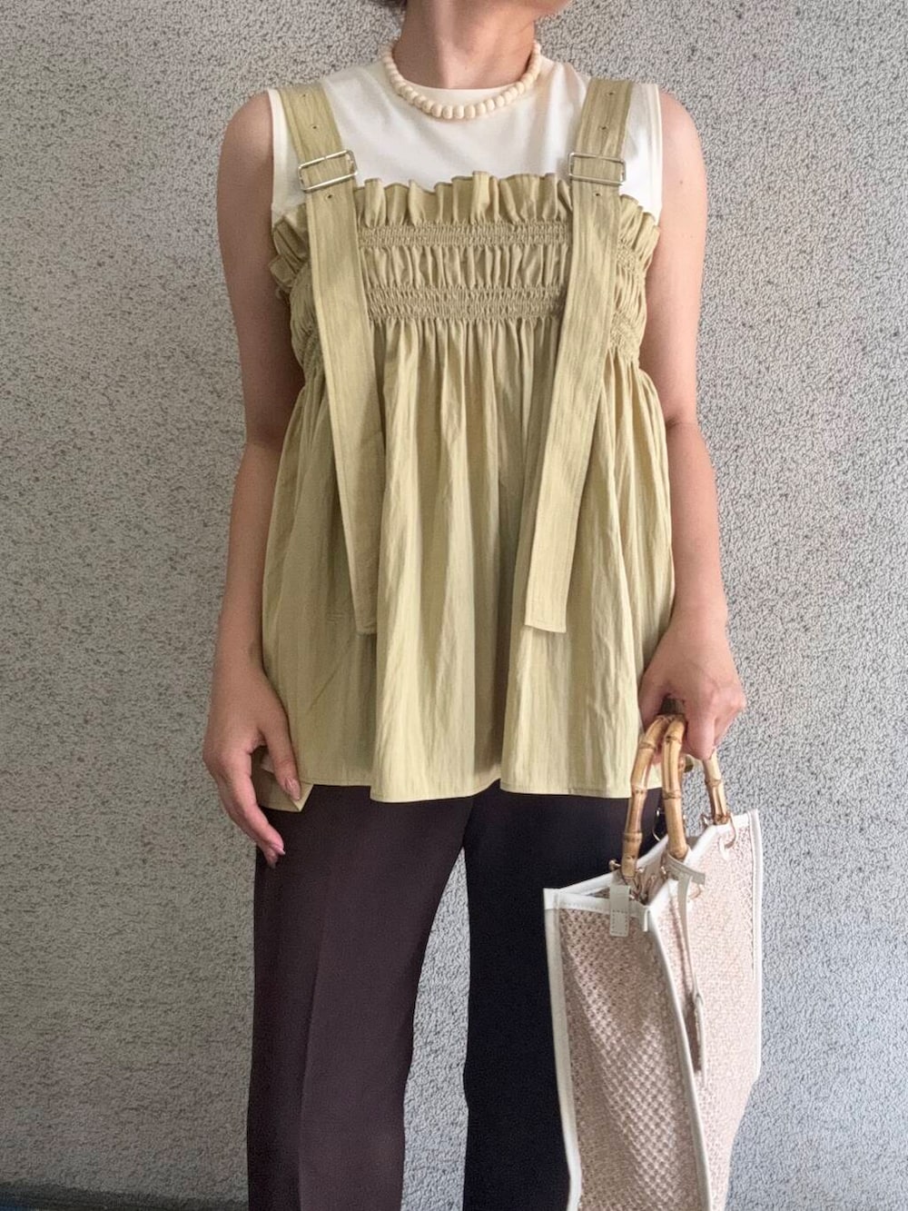 ホワイト系のTシャツ/カットソー、ホワイト系のショルダーバッグ、ブラウン系のその他パンツを着用したレディースの夏コーディネートの5枚目の写真