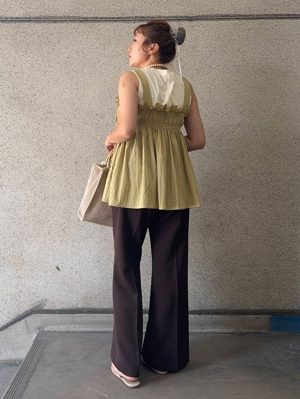 ホワイト系のTシャツ/カットソー、ホワイト系のショルダーバッグ、ブラウン系のその他パンツを着用したレディースの夏コーディネートの4枚目の写真