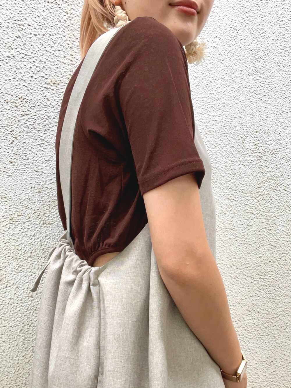 ベージュ系のワンピース、ブラウン系のTシャツ/カットソーを着用したレディースの夏コーディネートの4枚目の写真