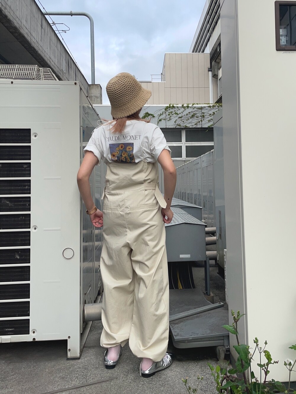 ベージュ系のサロペット/オーバーオール、ホワイト系のTシャツ/カットソー、ベージュ系のハットを着用したレディースの春コーディネートの2枚目の写真