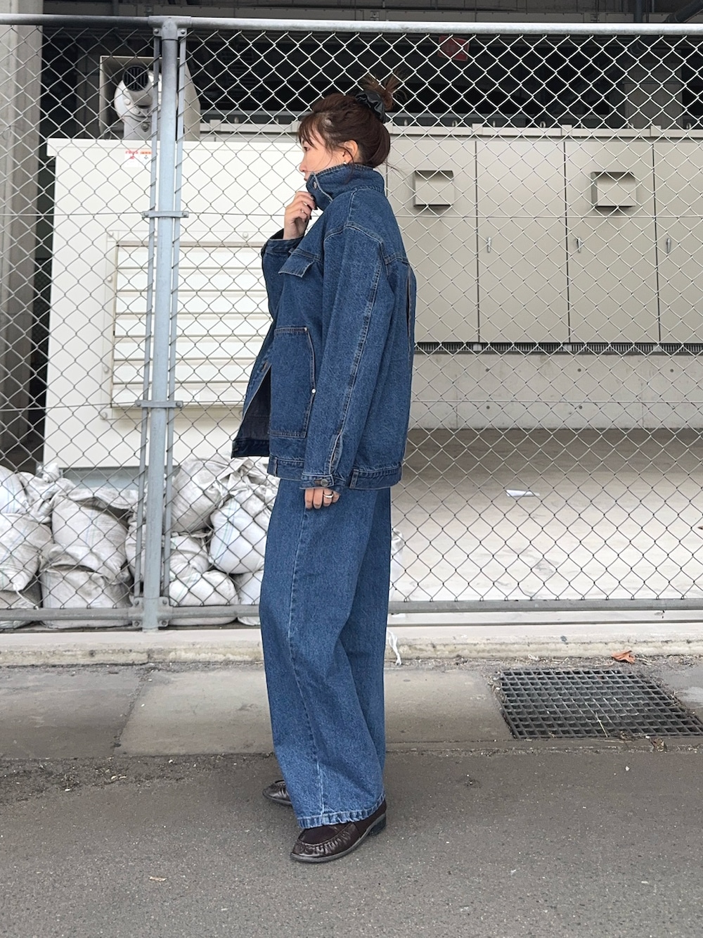 ブルー系のブルゾン、ブルー系のデニムパンツを着用したレディースの冬コーディネートの2枚目の写真