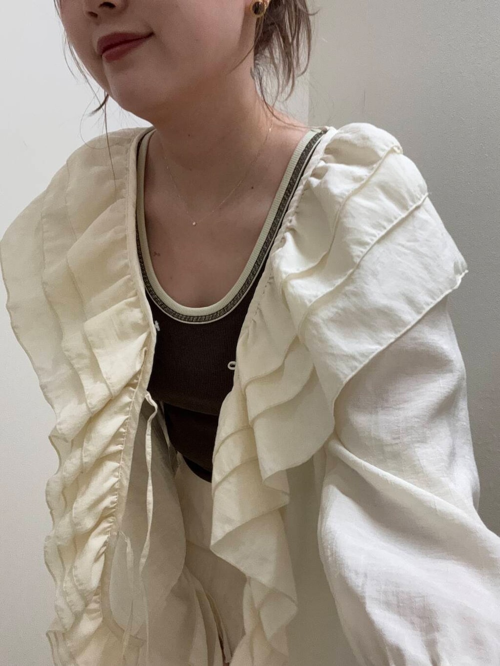 ホワイト系のシャツ/ブラウス、ブラウン系のタンクトップ、ホワイト系のスカートを着用したレディースの春コーディネートの4枚目の写真