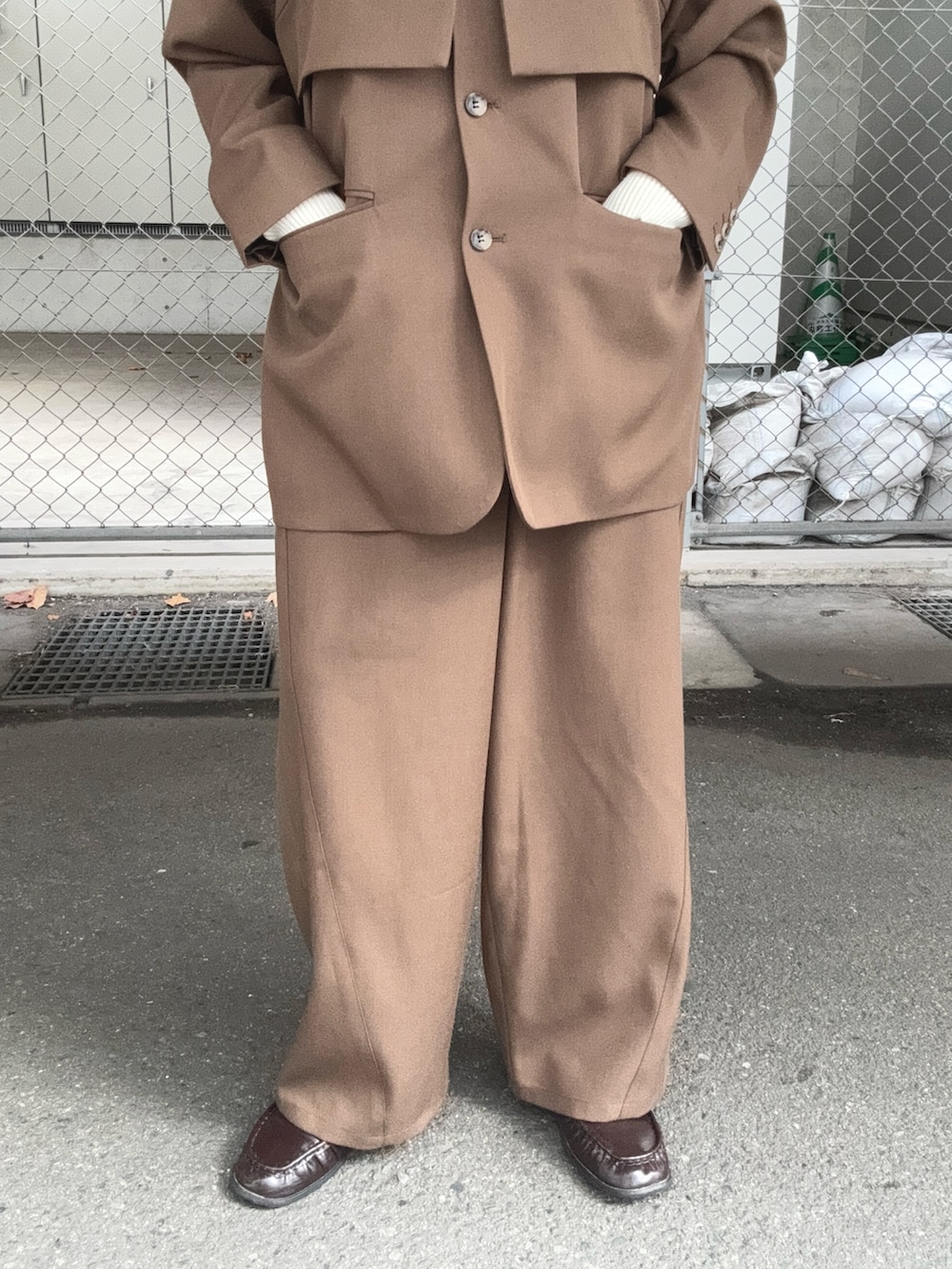 ブラウン系のその他アウター、ブラウン系のその他パンツ、ホワイト系のニット/セーターを着用したレディースの秋コーディネートの5枚目の写真