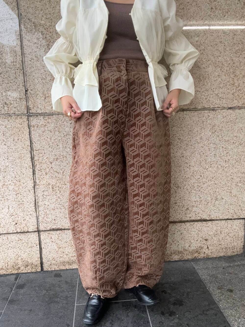 ホワイト系のシャツ/ブラウス、ブラウン系のその他パンツを着用したレディースの秋コーディネートの6枚目の写真