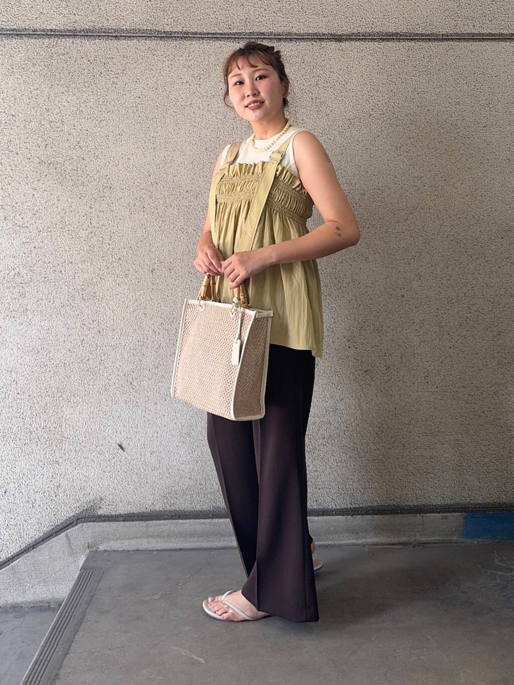 ホワイト系のTシャツ/カットソー、ホワイト系のショルダーバッグ、ブラウン系のその他パンツを着用したレディースの夏コーディネートの2枚目の写真