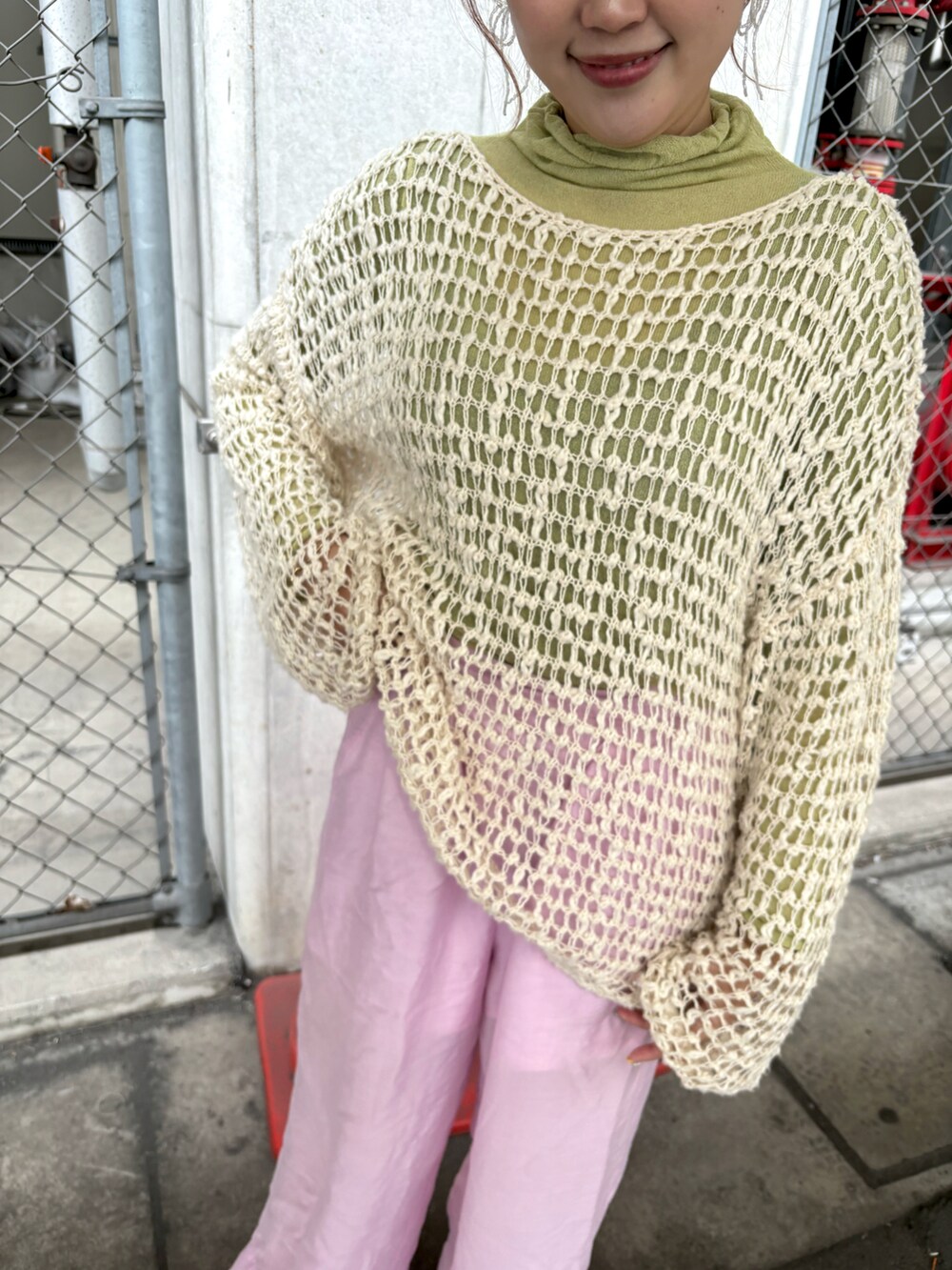 ピンク系のその他パンツ、ホワイト系のニット/セーター、ベージュ系のスニーカーを着用したレディースの春コーディネートの2枚目の写真