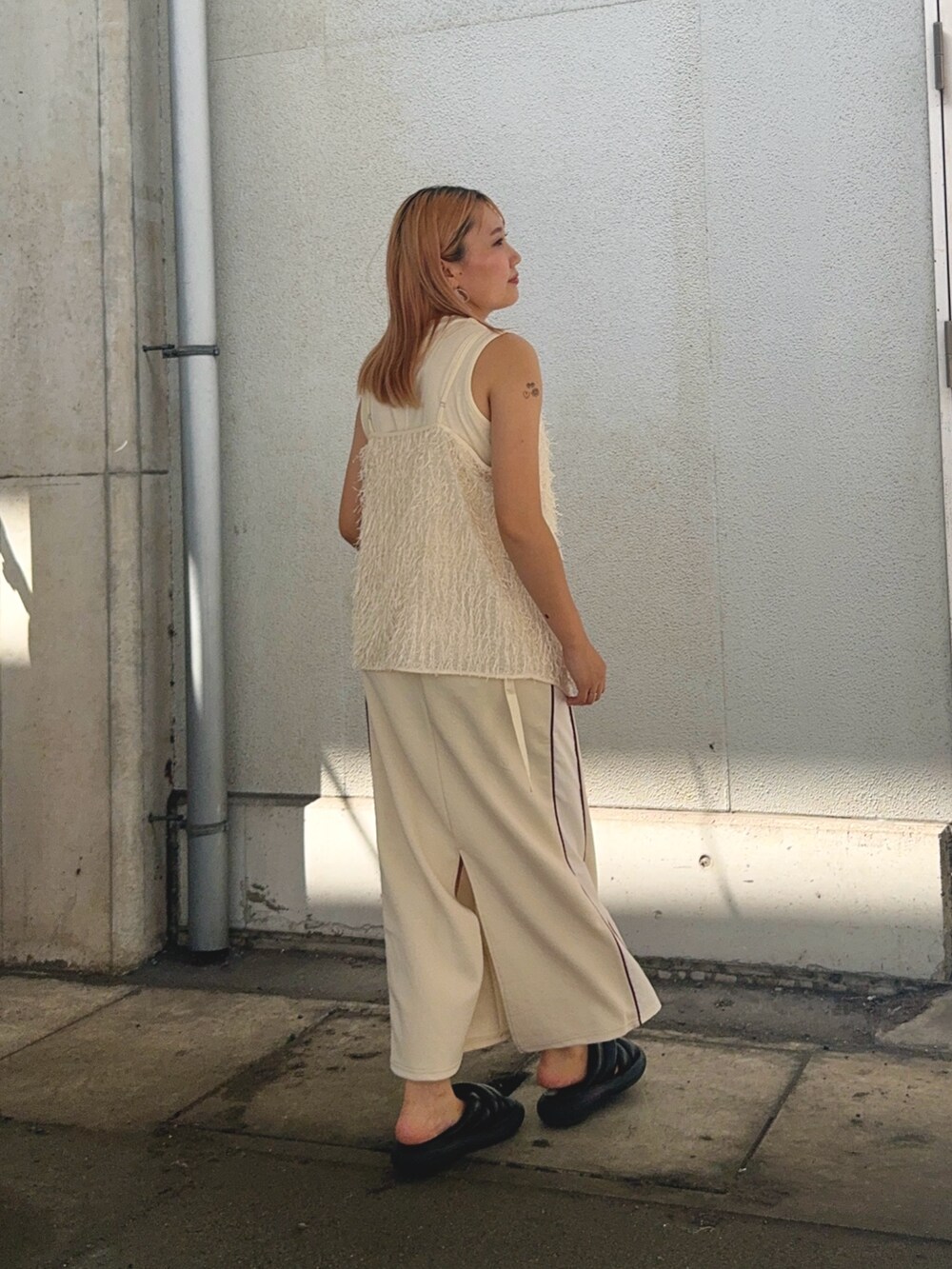 ホワイト系のTシャツ/カットソー、ホワイト系のスカート、ホワイト系のキャミソールを着用したレディースの夏コーディネートの4枚目の写真