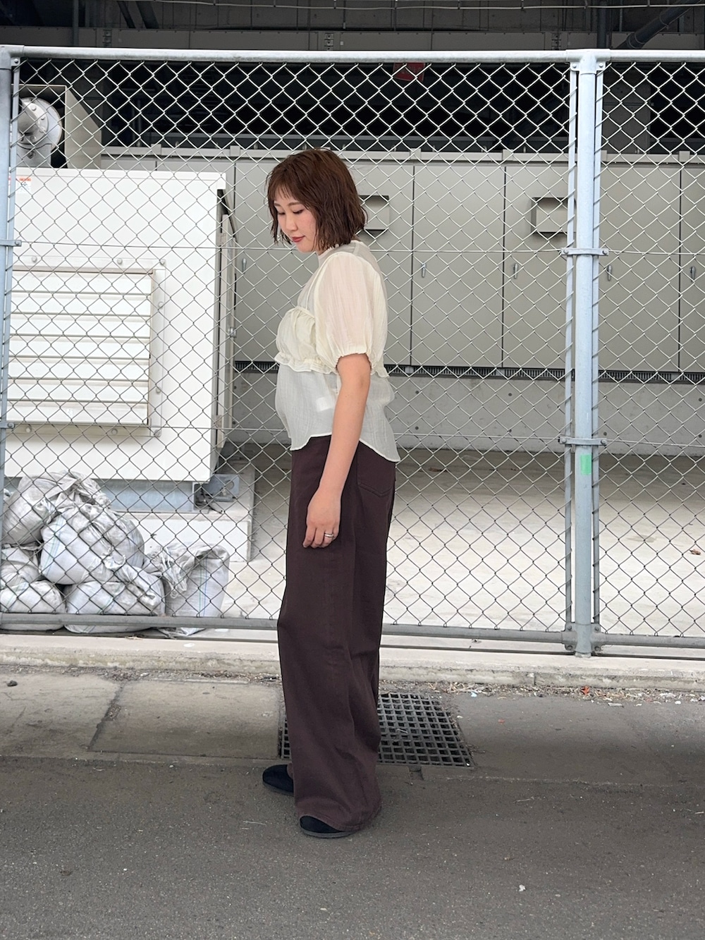 ホワイト系のシャツ/ブラウス、ブラウン系のその他パンツ、ブラウン系のバングル/リストバンドを着用したレディースの春コーディネートの2枚目の写真