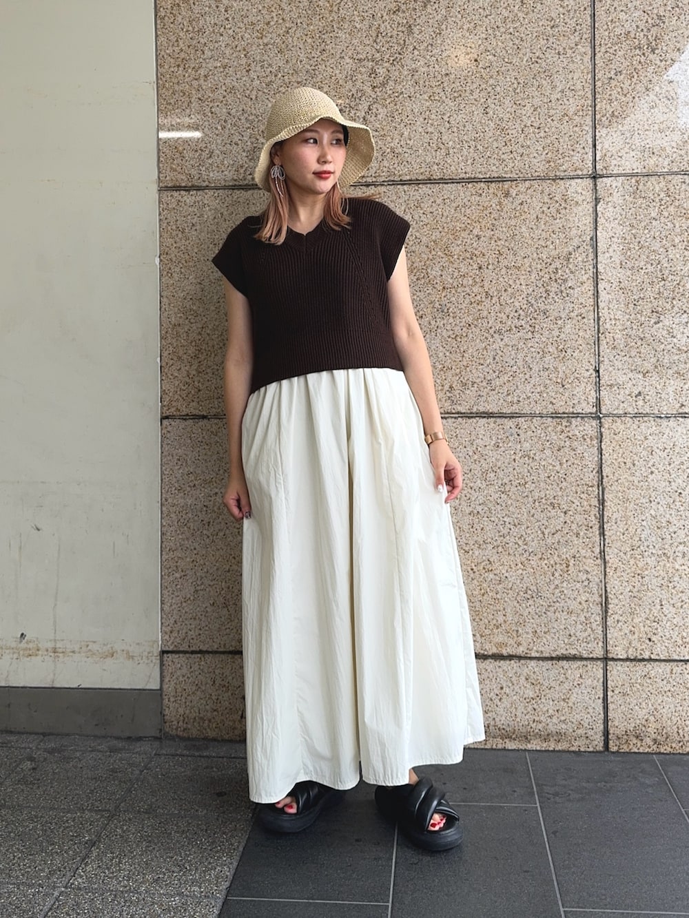ホワイト系のワンピース、ホワイト系のハットを着用したレディースの夏コーディネートの3枚目の写真