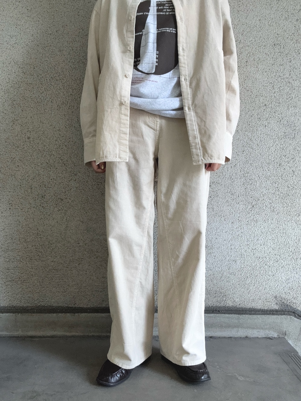 ホワイト系のその他パンツ、ホワイト系のシャツ/ブラウス、グレー系のTシャツ/カットソーを着用したレディースの秋コーディネートの6枚目の写真