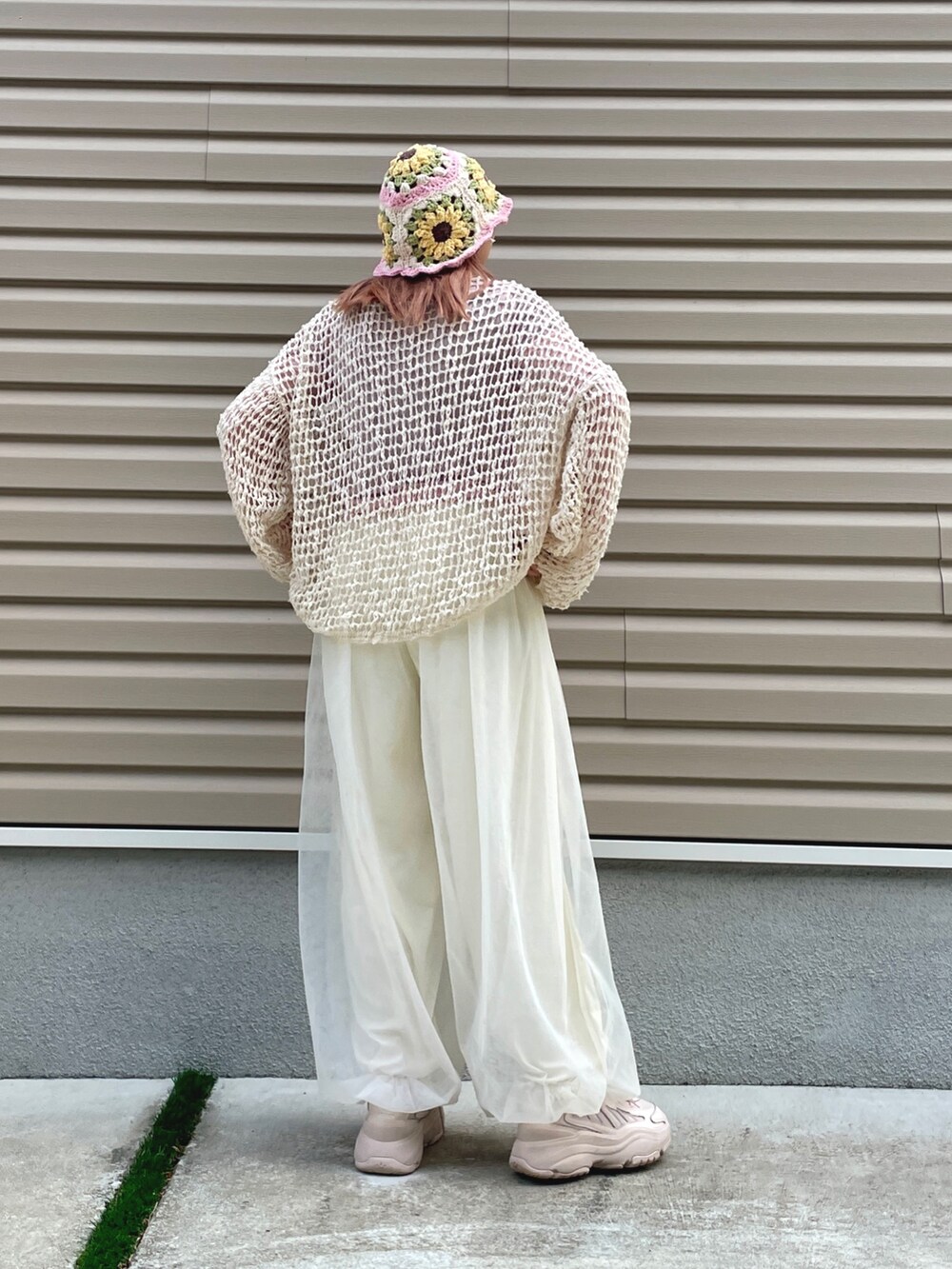 ホワイト系のその他パンツ、ホワイト系のニット/セーターを着用したレディースの春コーディネートの3枚目の写真