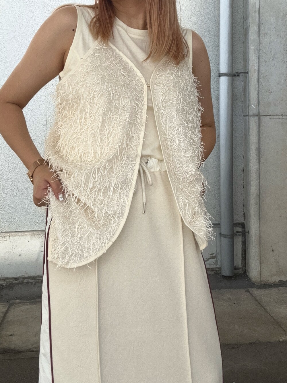 ホワイト系のTシャツ/カットソー、ホワイト系のスカート、ホワイト系のキャミソールを着用したレディースの夏コーディネートの7枚目の写真