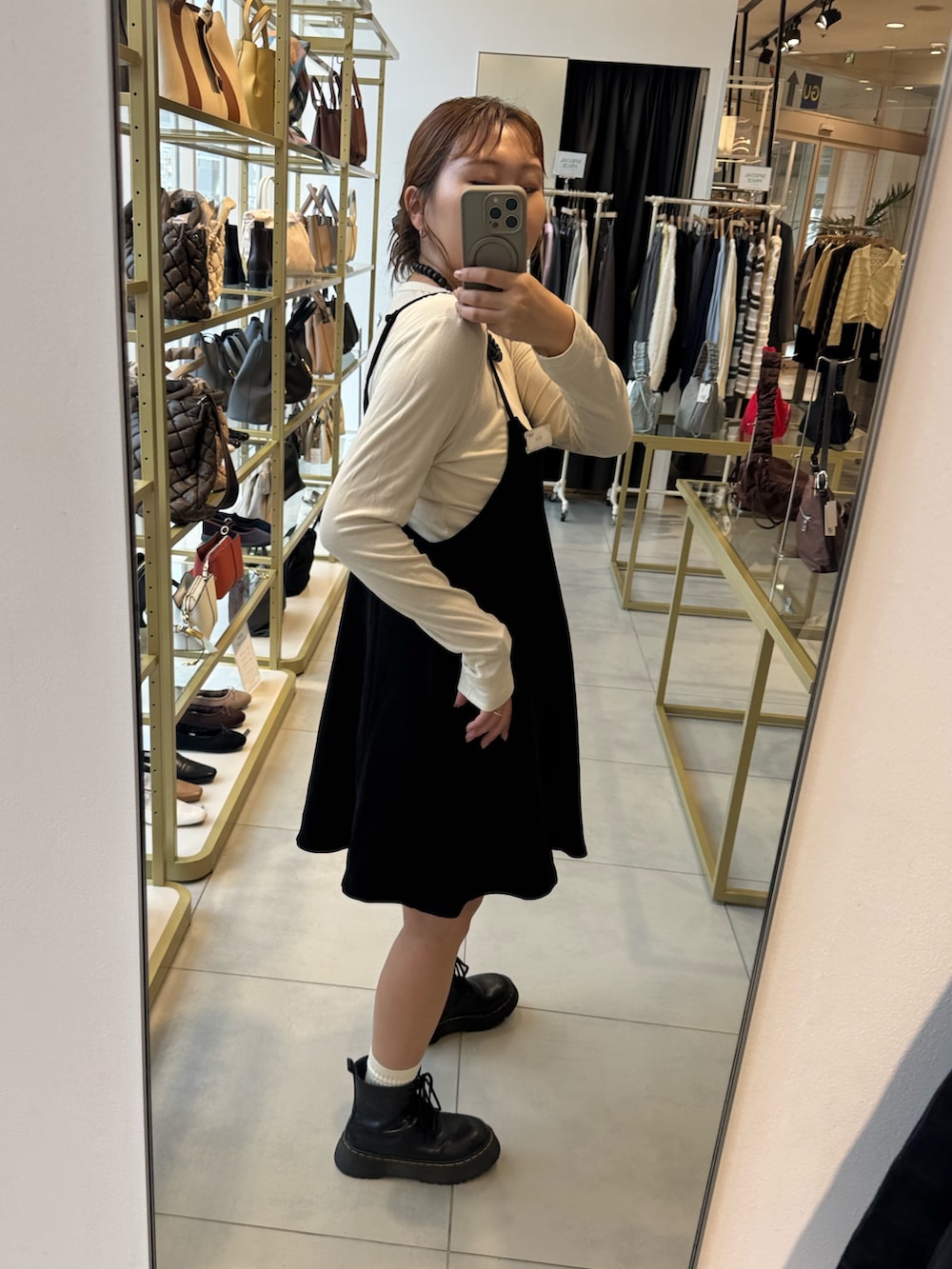 ブラック系のワンピースを着用したレディースの秋コーディネートの3枚目の写真