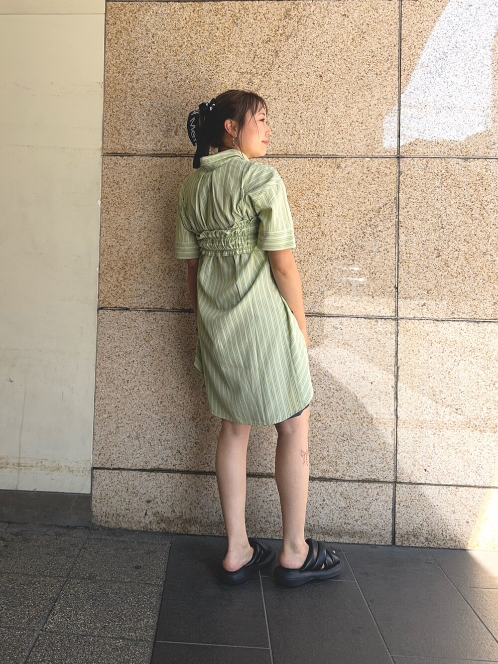 グリーン系のワンピース、ブラウン系のその他パンツを着用したレディースの夏コーディネートの2枚目の写真