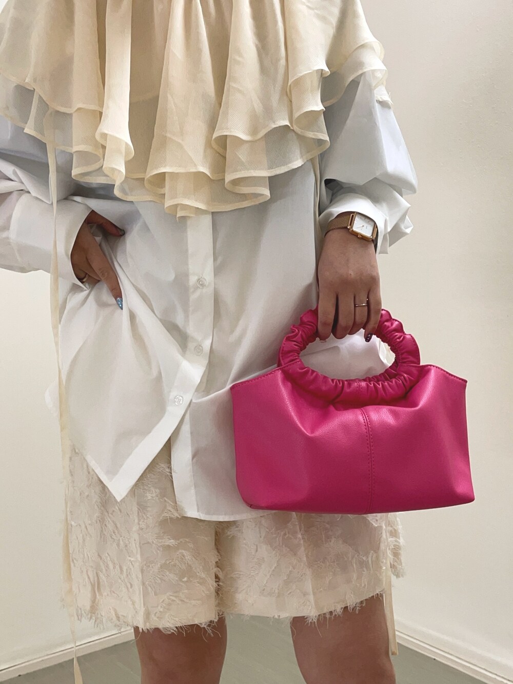 ホワイト系のシャツ/ブラウス、ホワイト系のその他パンツ、ベージュ系のスニーカーを着用したレディースの春コーディネートの2枚目の写真