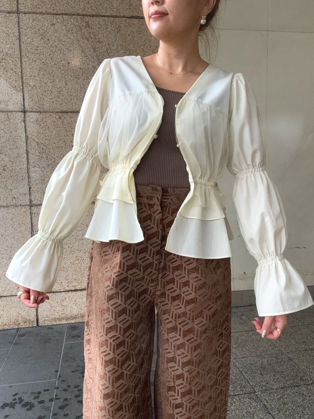 ブラウン系のその他パンツ、ホワイト系のシャツ/ブラウスを着用したレディースの秋コーディネートの4枚目の写真