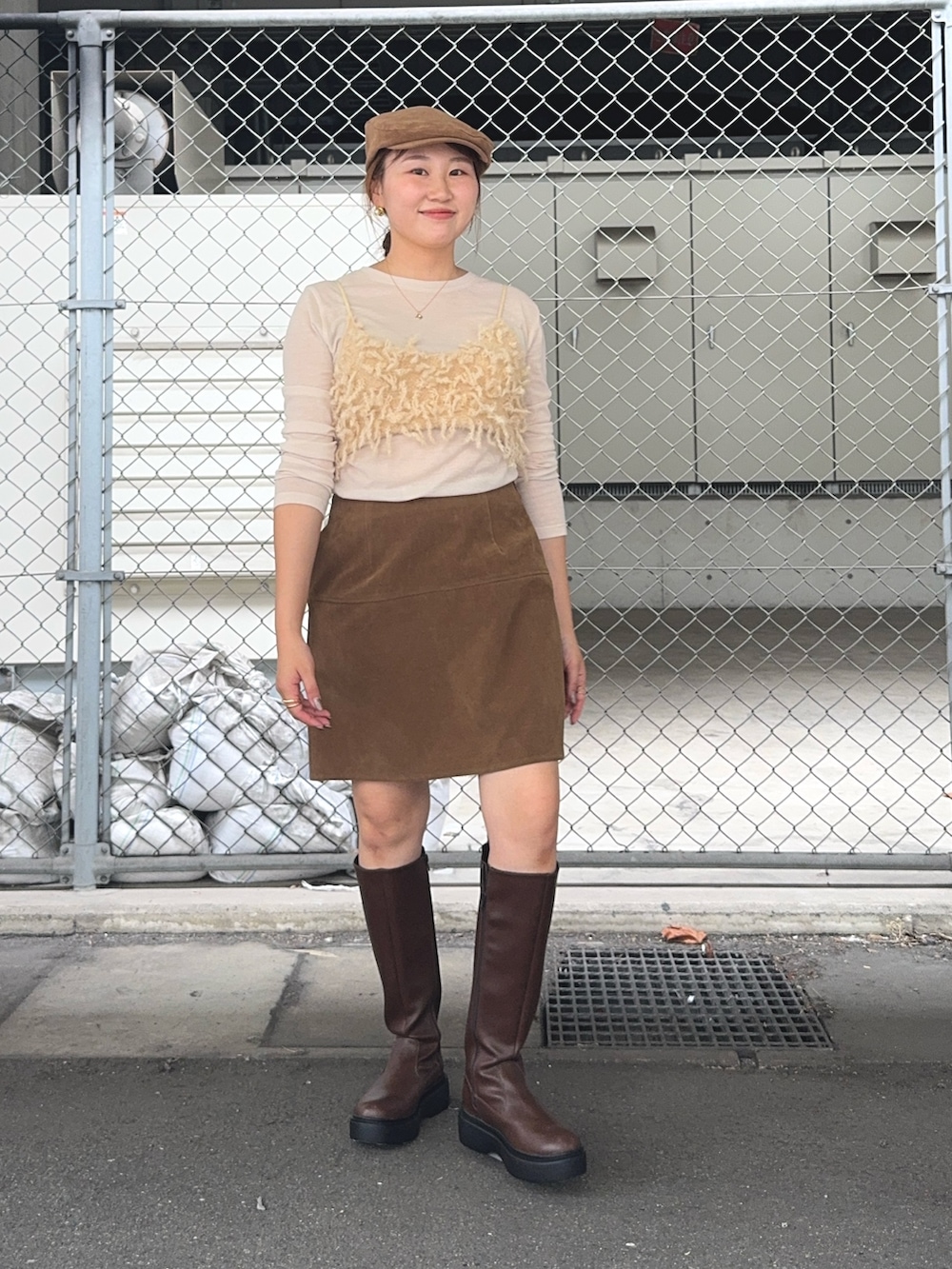 ベージュ系のその他トップス、イエロー系のスカート、ブラウン系のブーツを着用したレディースの秋コーディネートの3枚目の写真