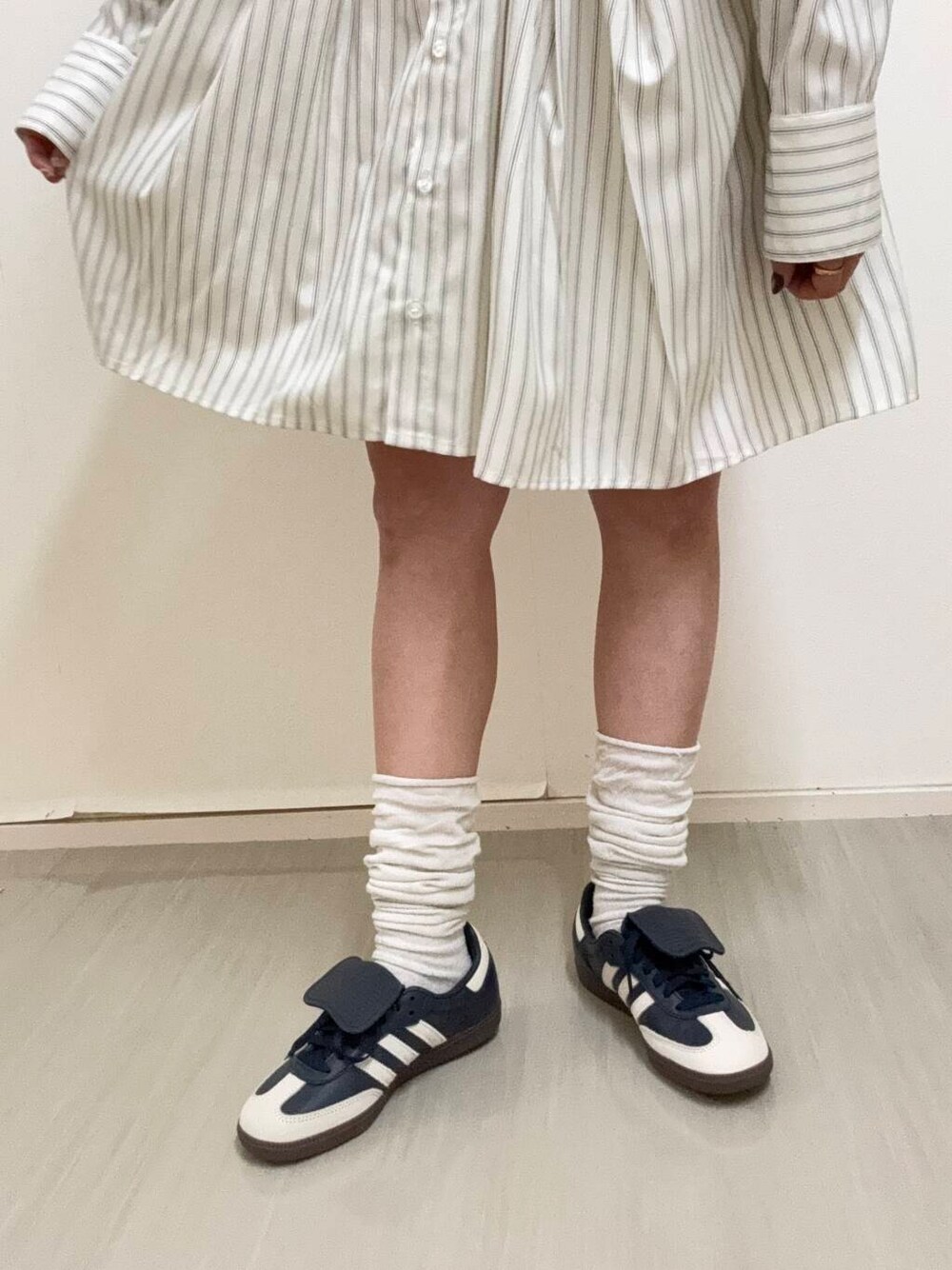 ブルー系のボストンバッグ、ホワイト系のその他パンツ、ベージュ系のワンピースを着用したレディースの冬コーディネートの5枚目の写真