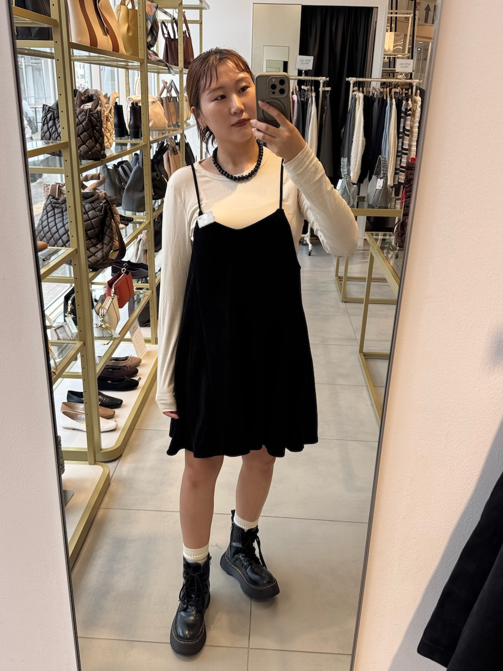 ブラック系のワンピースを着用したレディースの秋コーディネートの2枚目の写真