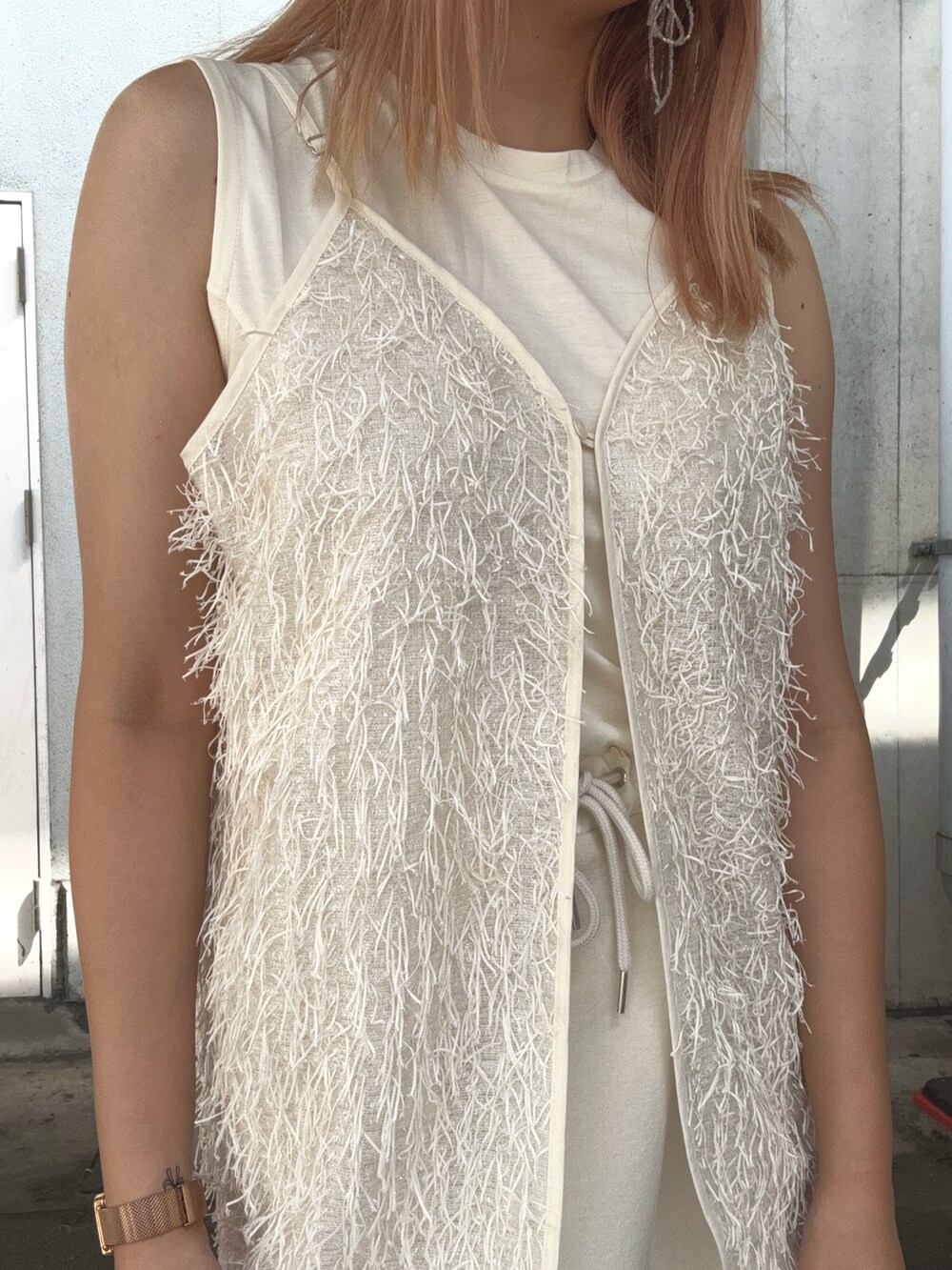 ホワイト系のTシャツ/カットソー、ホワイト系のスカート、ホワイト系のキャミソールを着用したレディースの夏コーディネートの6枚目の写真