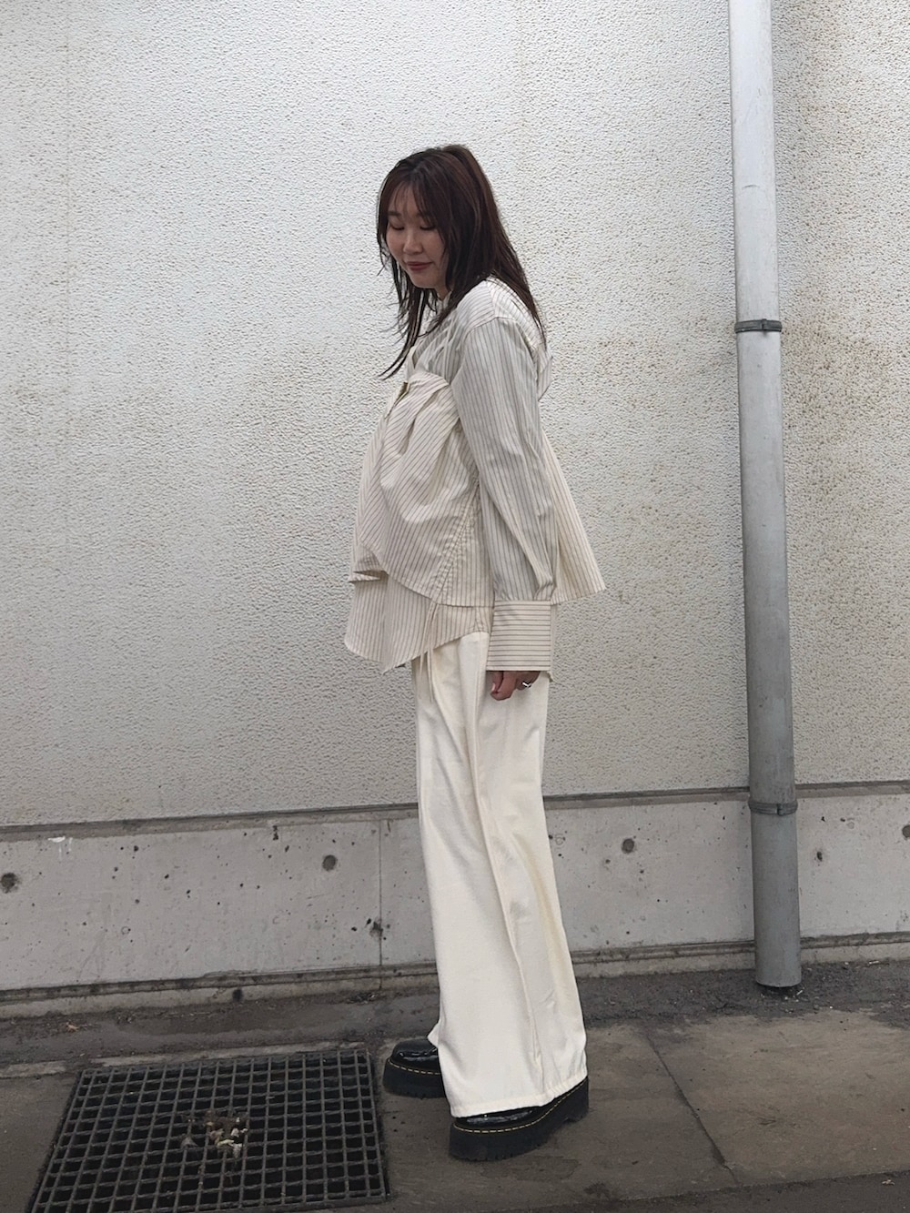 ホワイト系のその他パンツ、ホワイト系のシャツ/ブラウスを着用したレディースの冬コーディネートの2枚目の写真