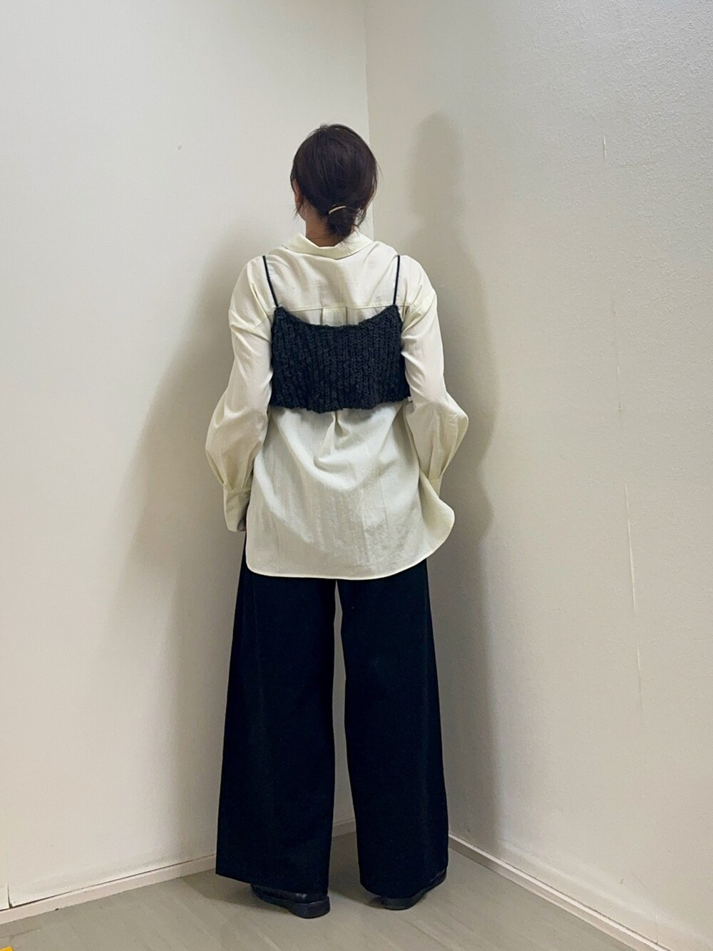 ホワイト系のシャツ/ブラウス、グレー系のニット/セーター、ブラック系のその他パンツを着用したレディースの春コーディネートの2枚目の写真