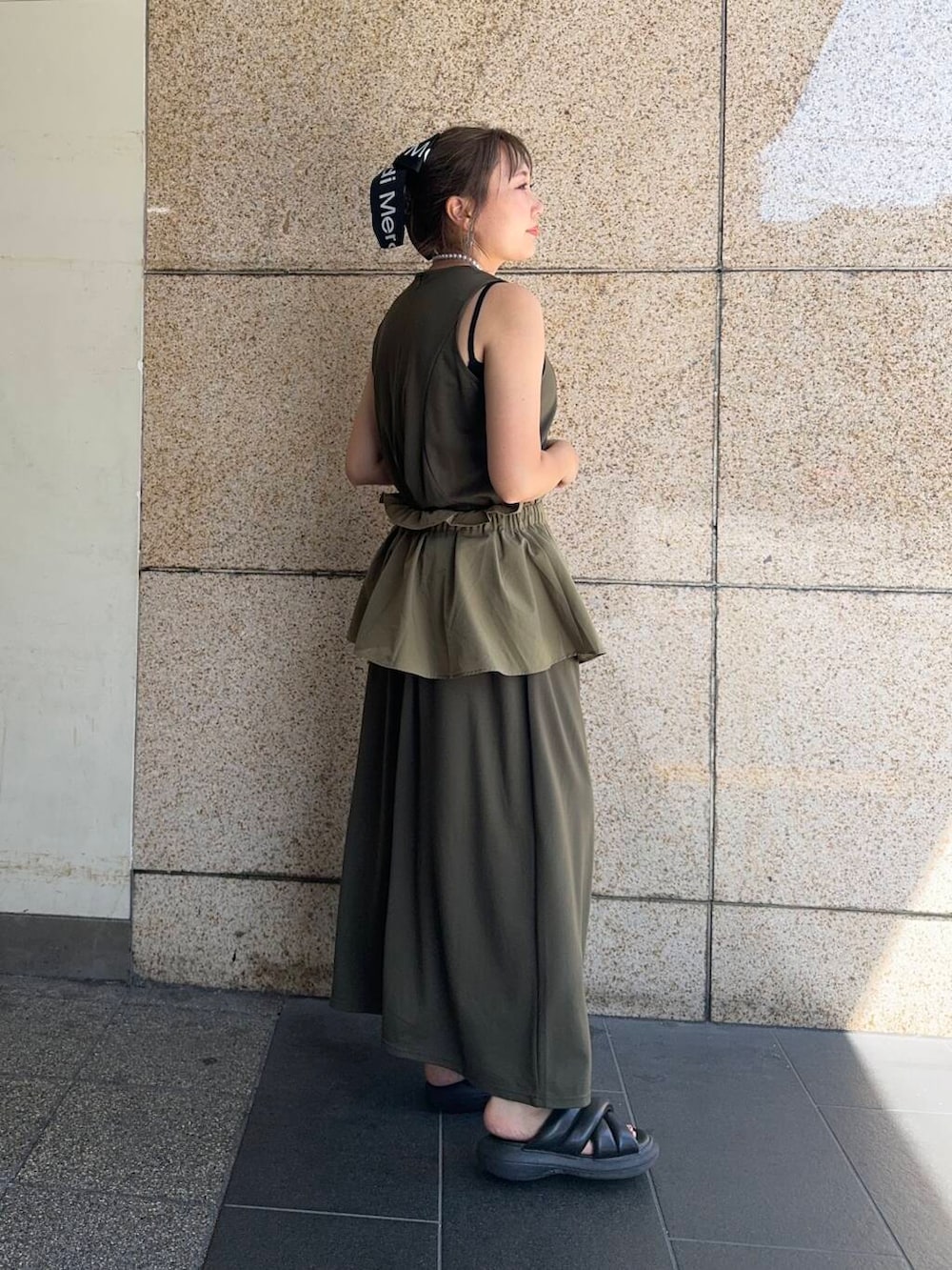グリーン系のワンピースを着用したレディースの夏コーディネートの4枚目の写真