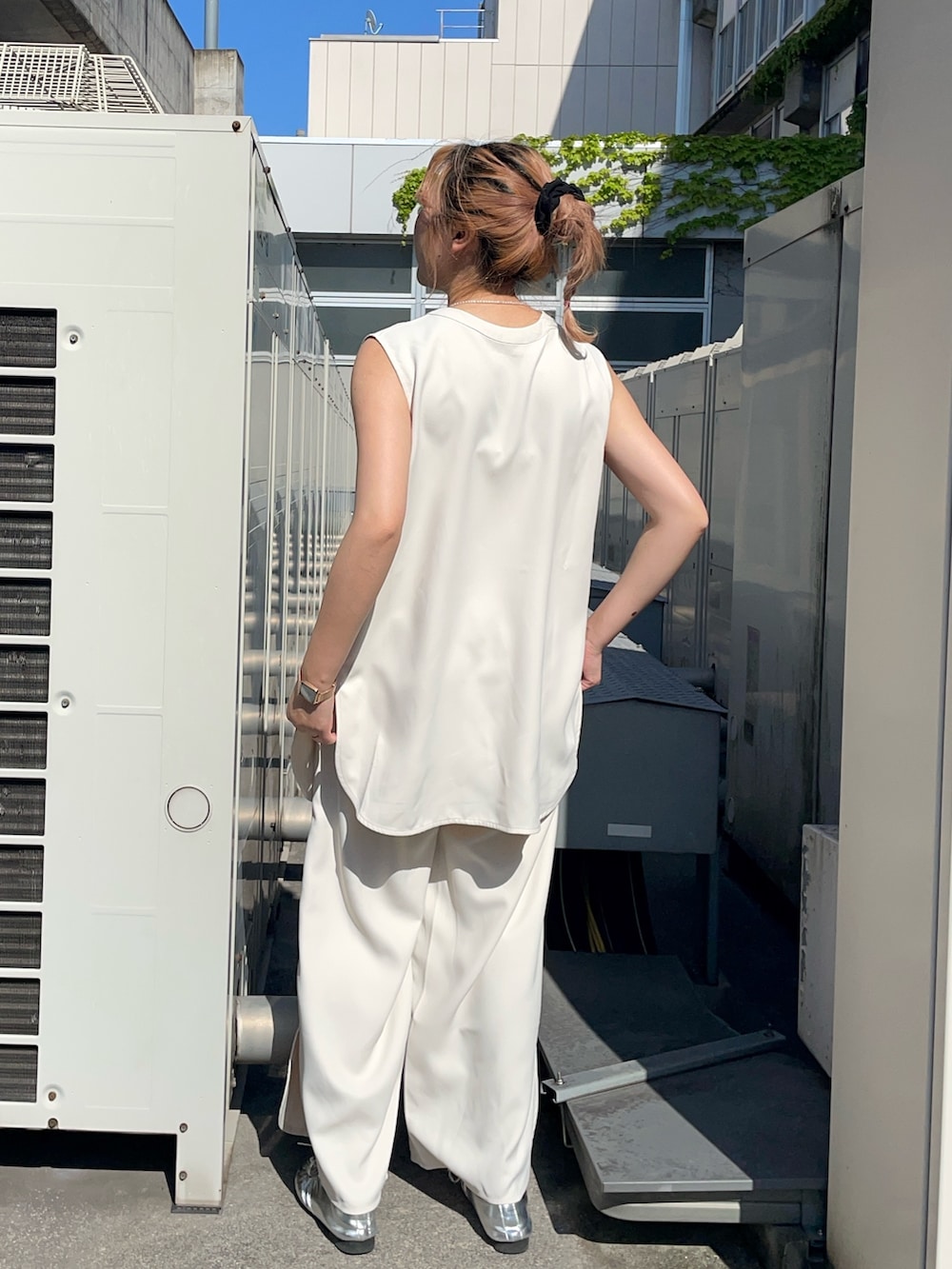 ホワイト系のセットアップを着用したレディースの春コーディネートの2枚目の写真