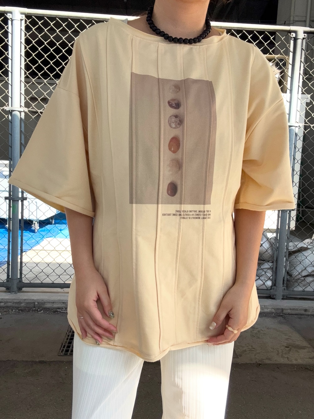ホワイト系のその他パンツ、イエロー系のTシャツ/カットソー、ブラック系のスニーカーを着用したレディースの春コーディネートの4枚目の写真