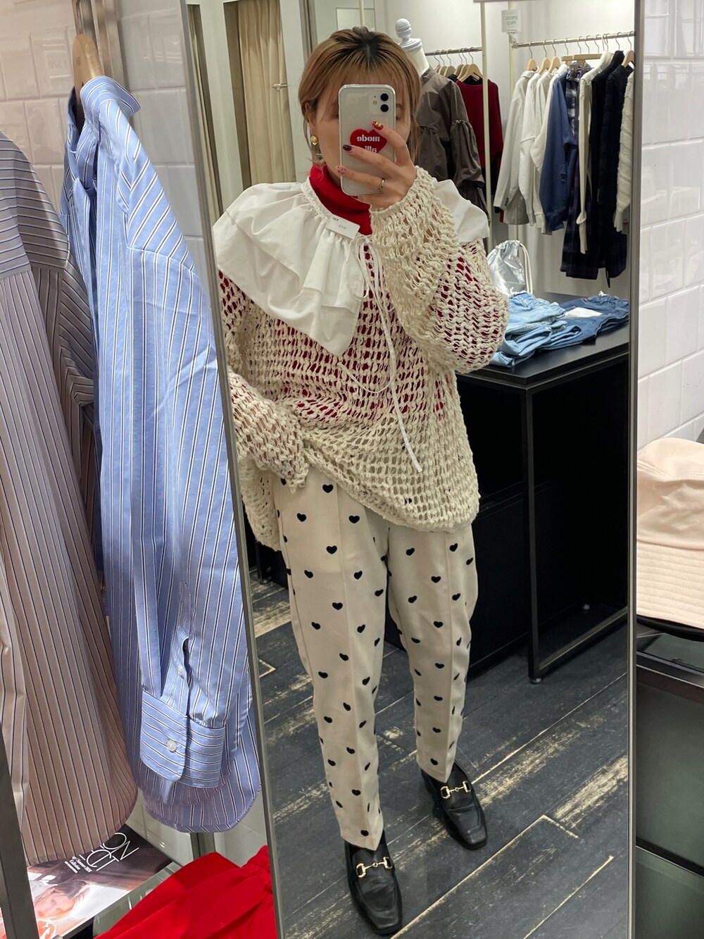 ホワイト系のニット/セーターを着用したレディースの冬コーディネートの2枚目の写真