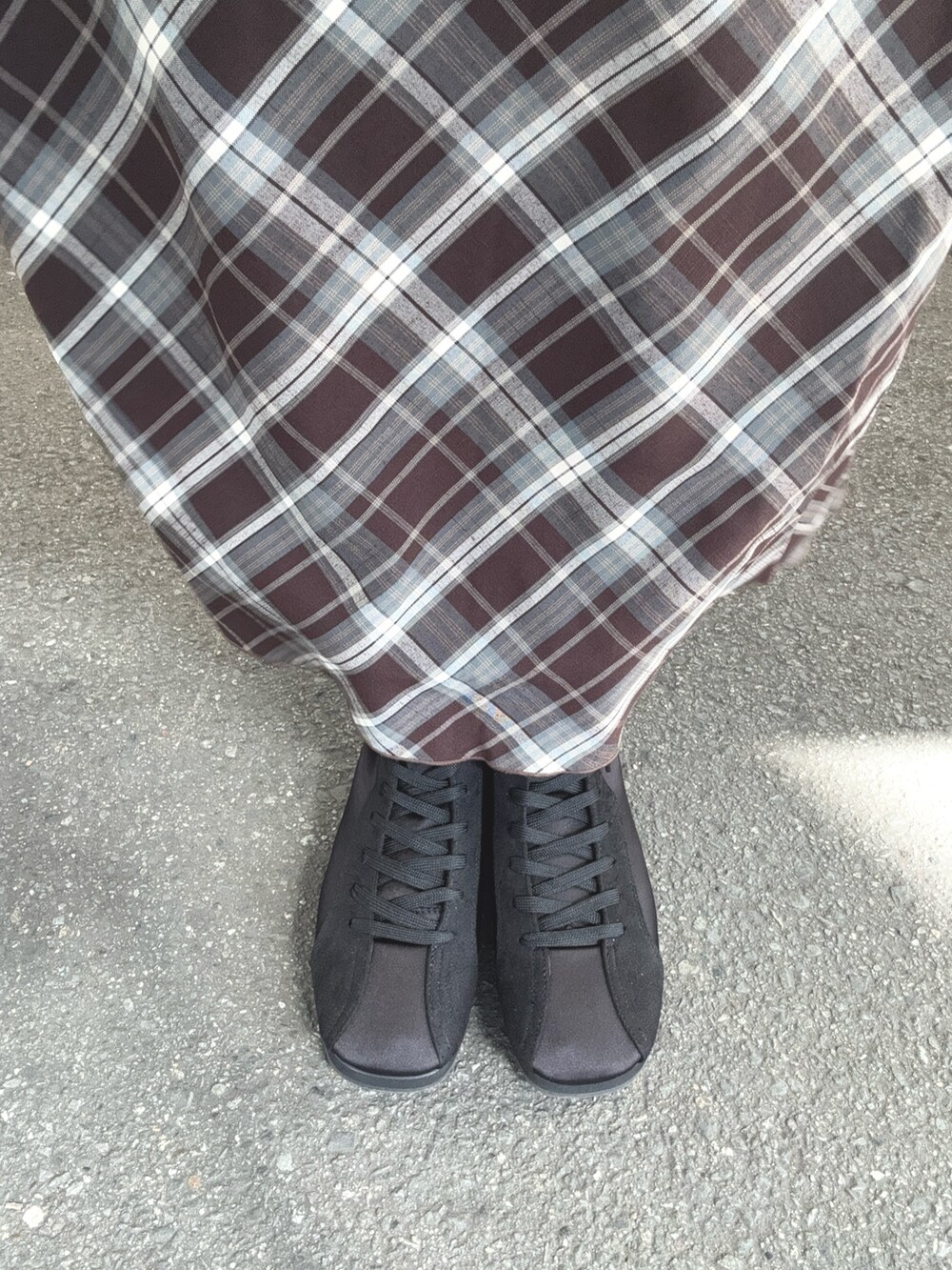 ブラウン系のスカート、ベージュ系のシャツ/ブラウス、ブラック系のスニーカーを着用したレディースの秋コーディネートの7枚目の写真