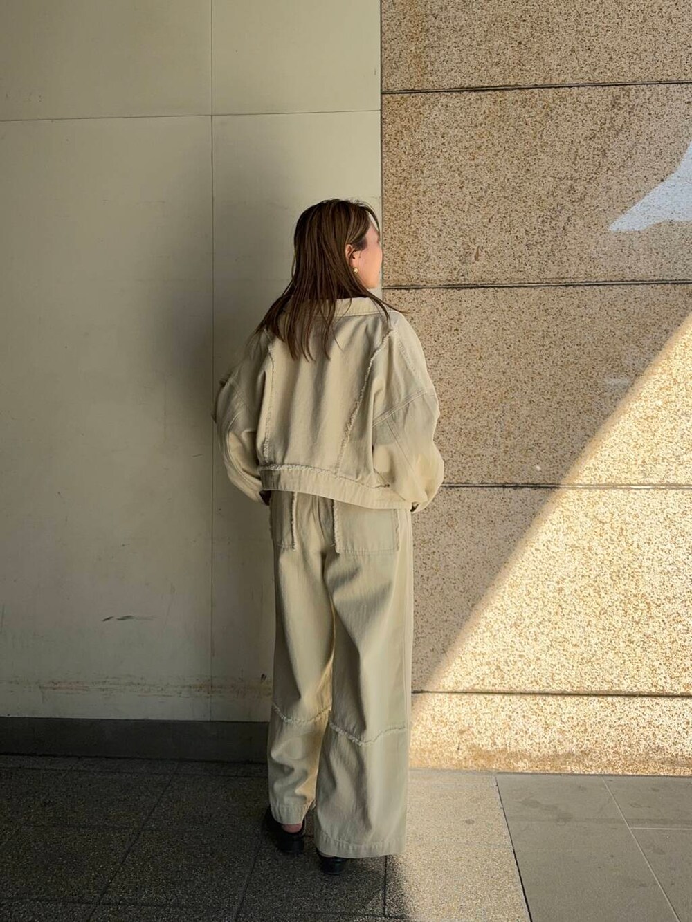 ホワイト系のカバーオール、ホワイト系のその他パンツを着用したレディースの秋コーディネートの4枚目の写真