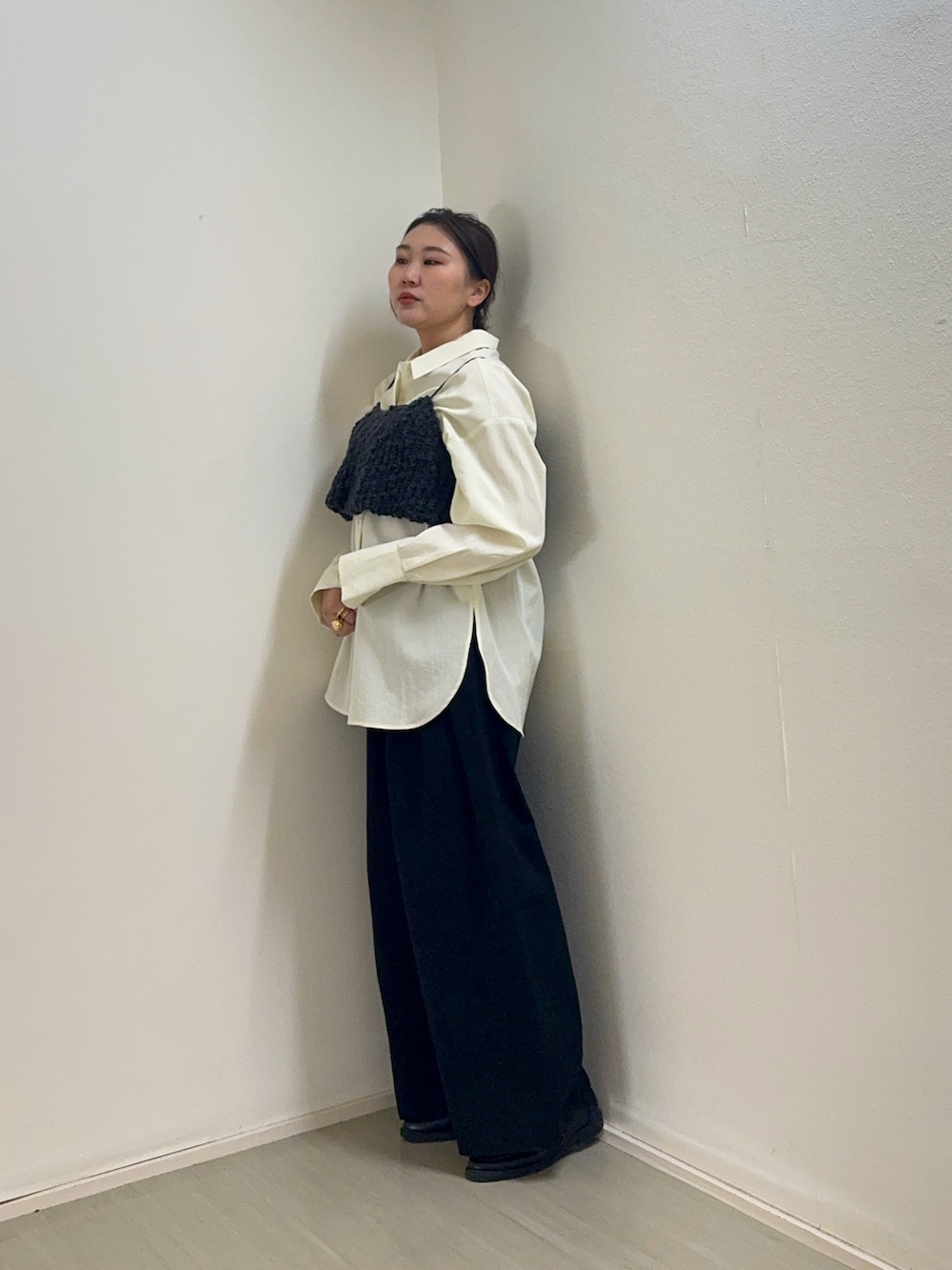 ホワイト系のシャツ/ブラウス、グレー系のニット/セーター、ブラック系のその他パンツを着用したレディースの春コーディネートの3枚目の写真